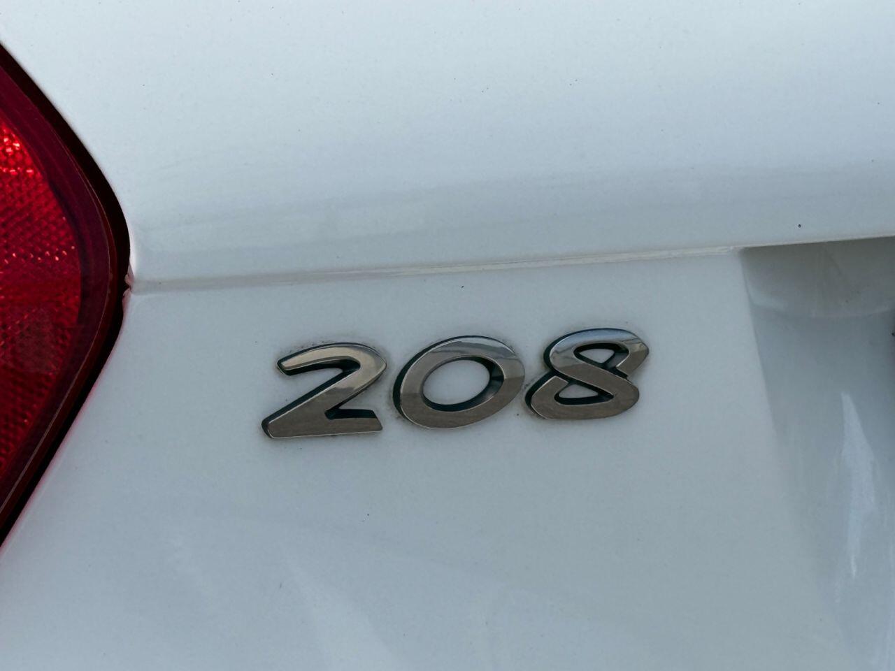 Peugeot 208 view 45