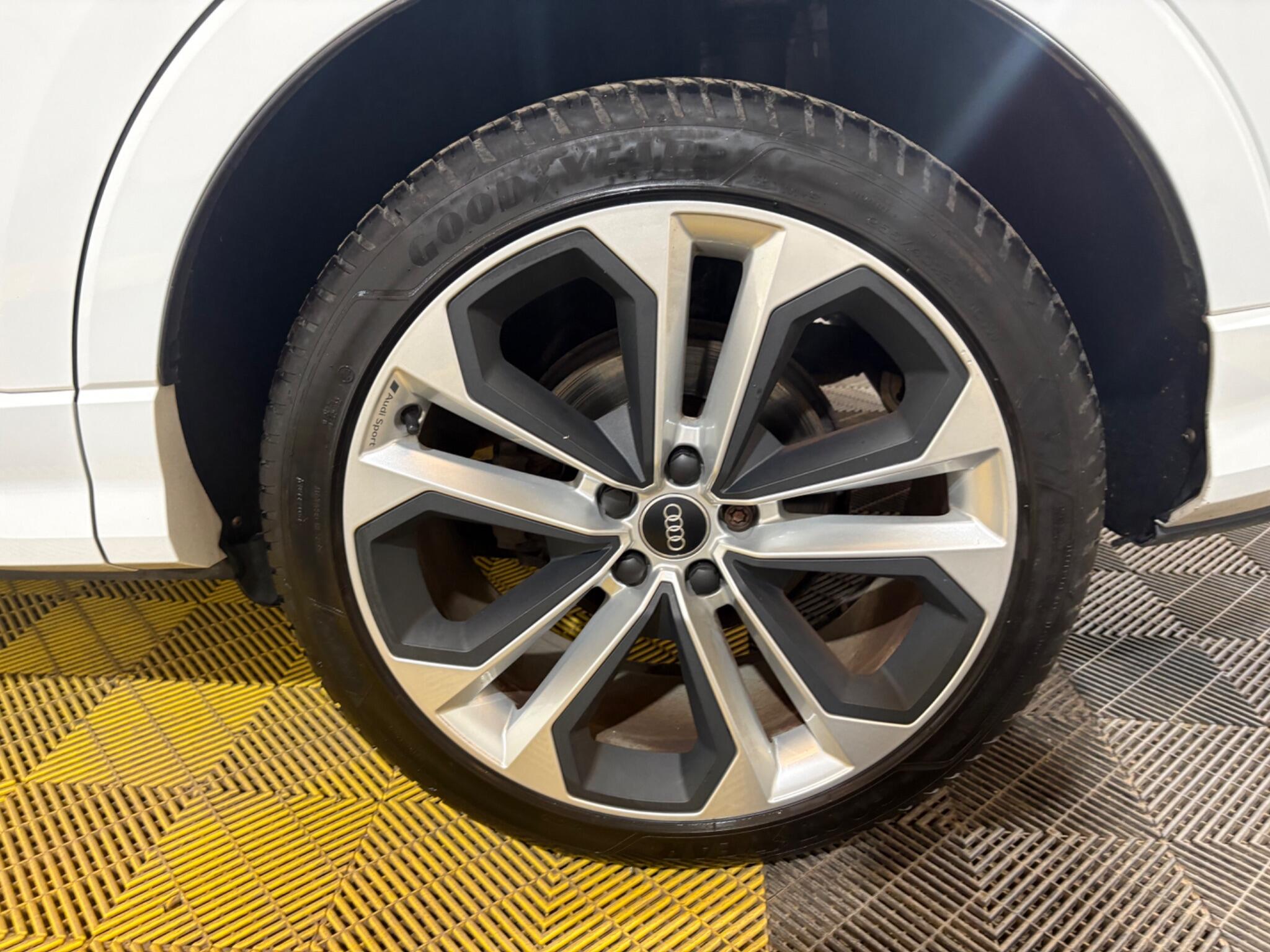 Audi Q3 view 44