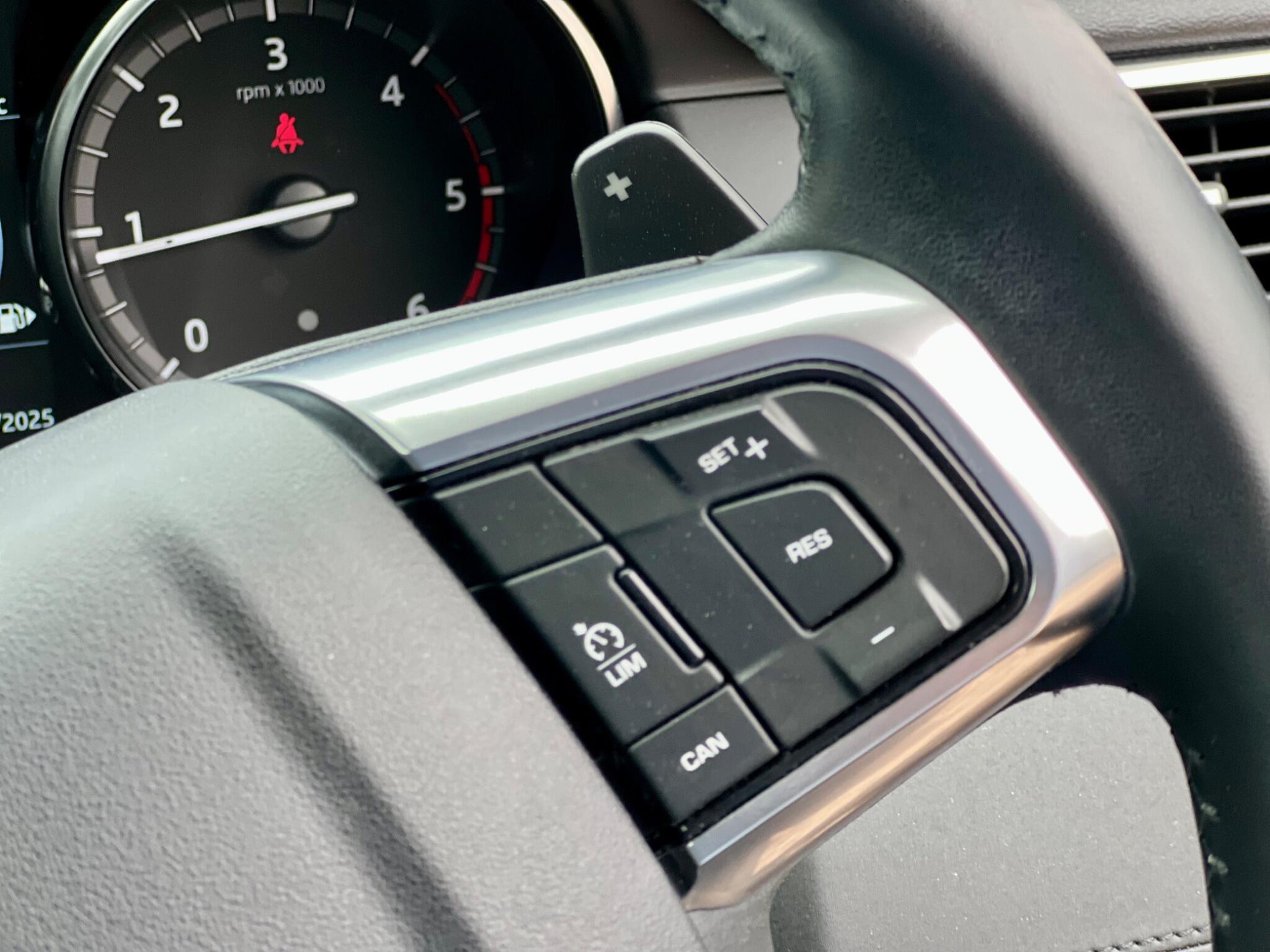 Land Rover Discovery Sport view 36