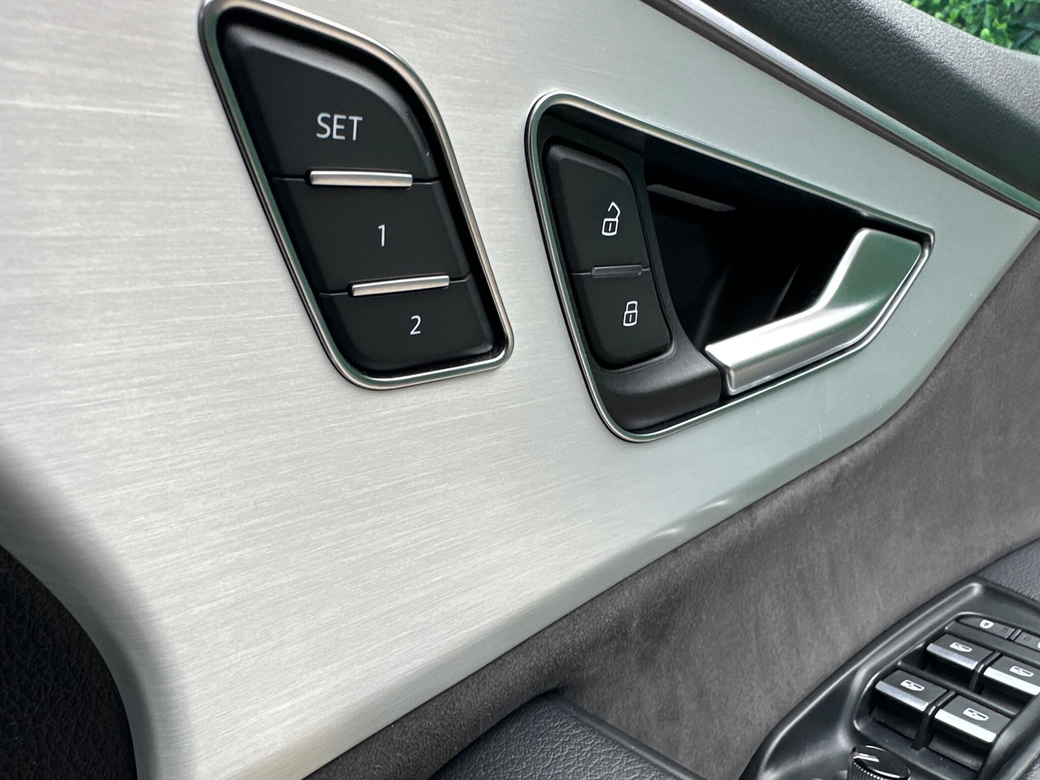 Audi Q8 view 26