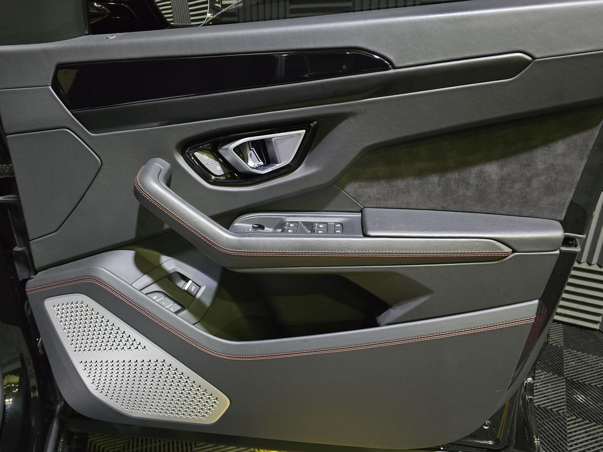 Lamborghini Urus view 27