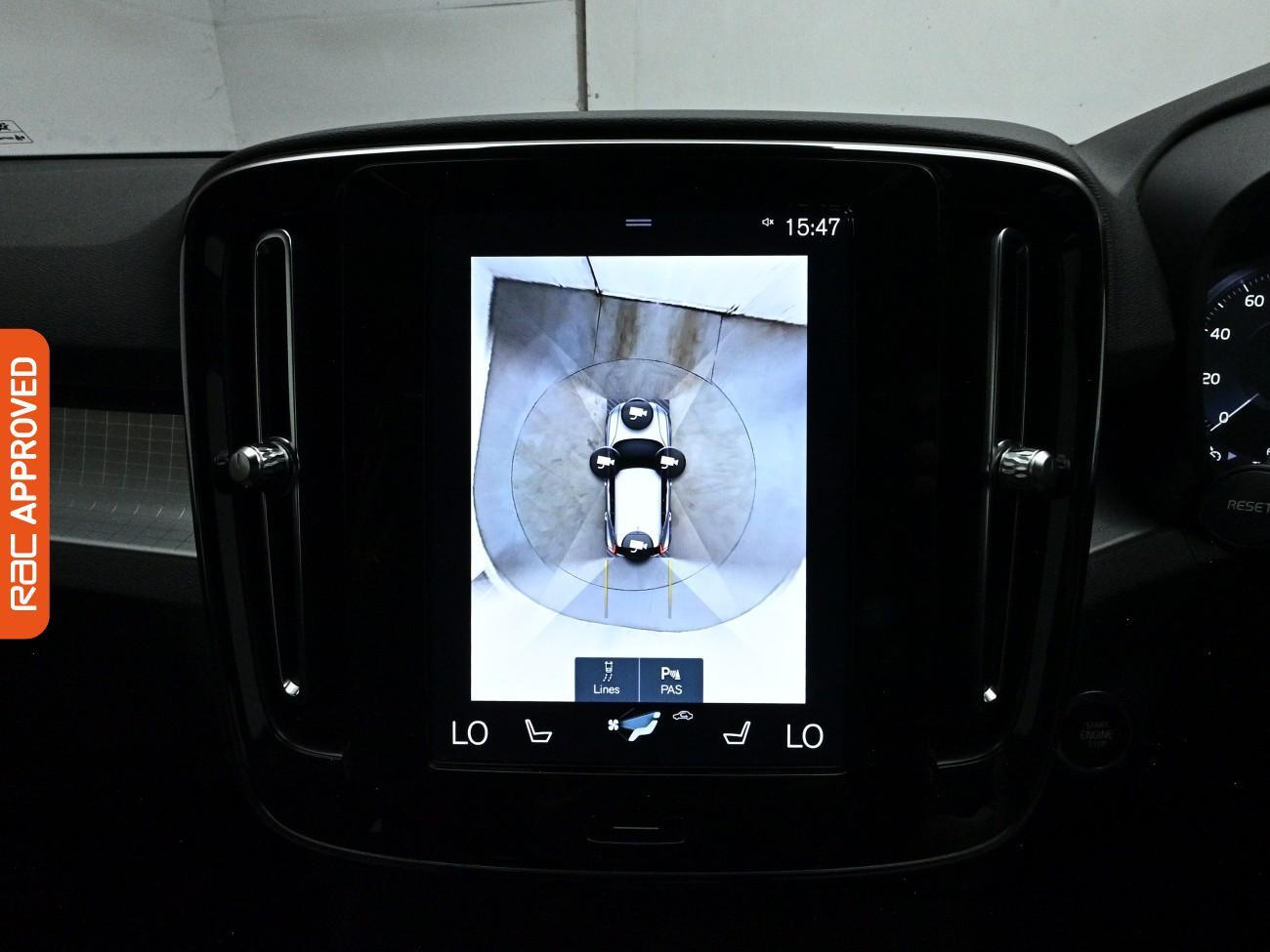Volvo XC40 view 3