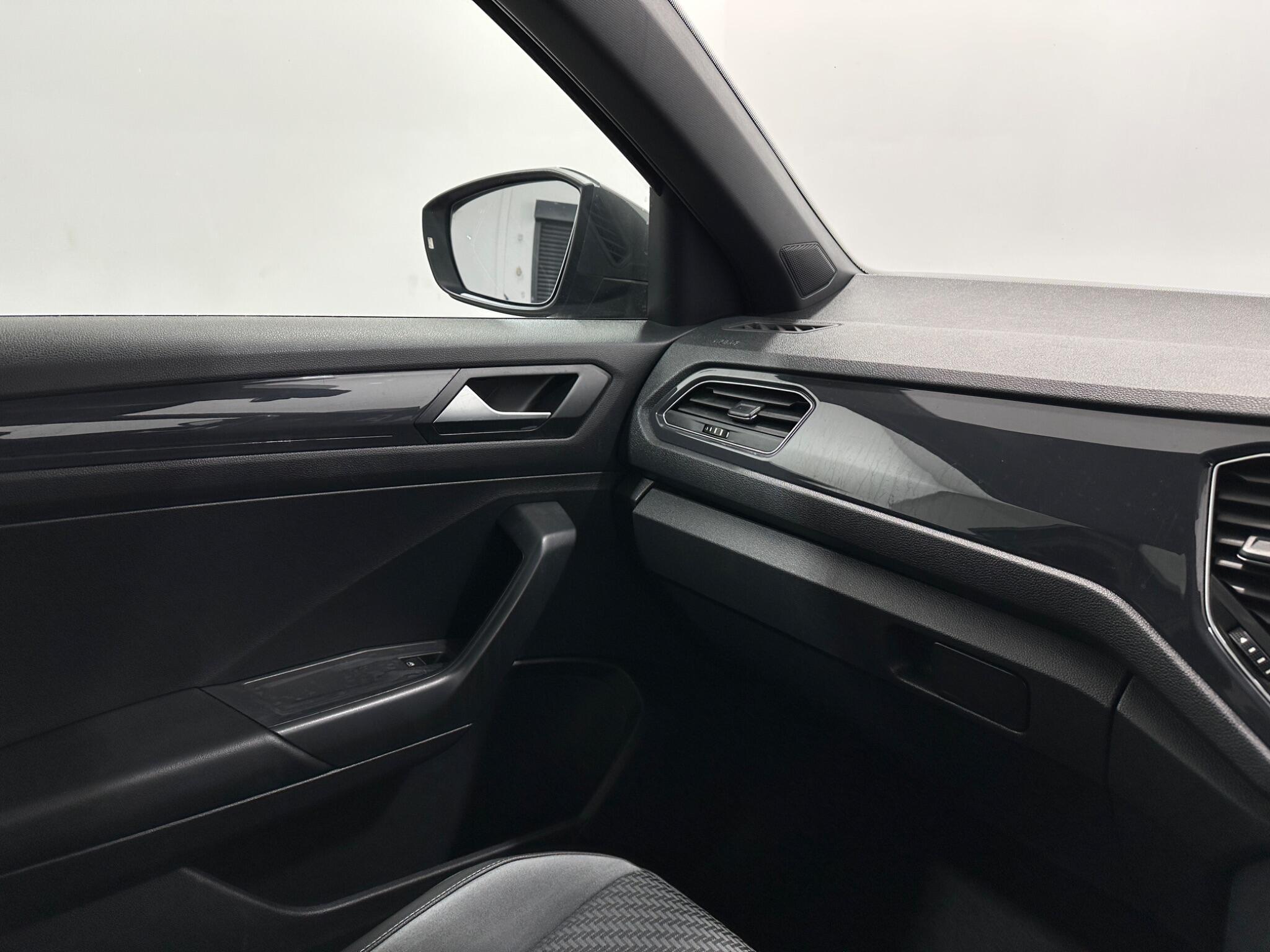 Volkswagen T-Roc view 27