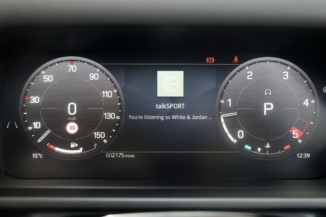 Land Rover Defender 110 view 15