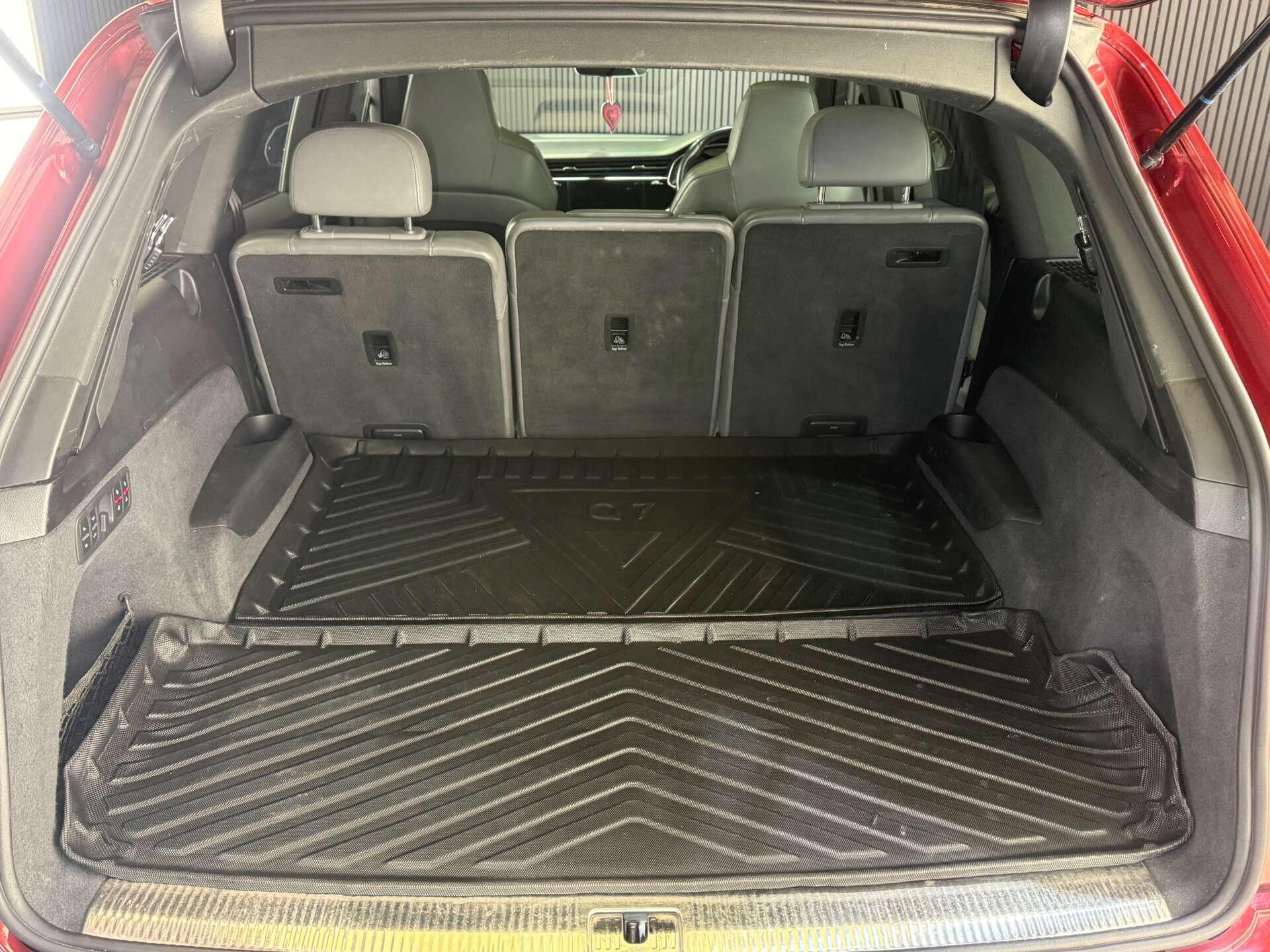 Audi SQ7 view 14