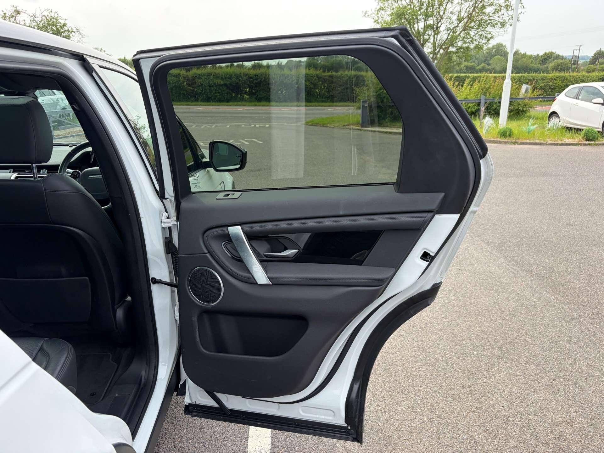 Land Rover Discovery Sport view 27