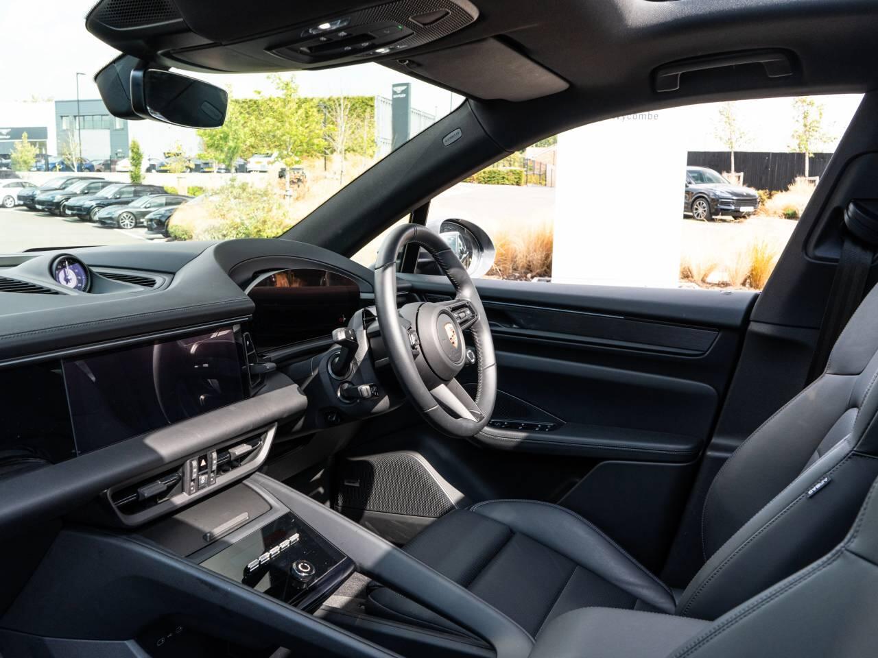 Porsche Macan view 24