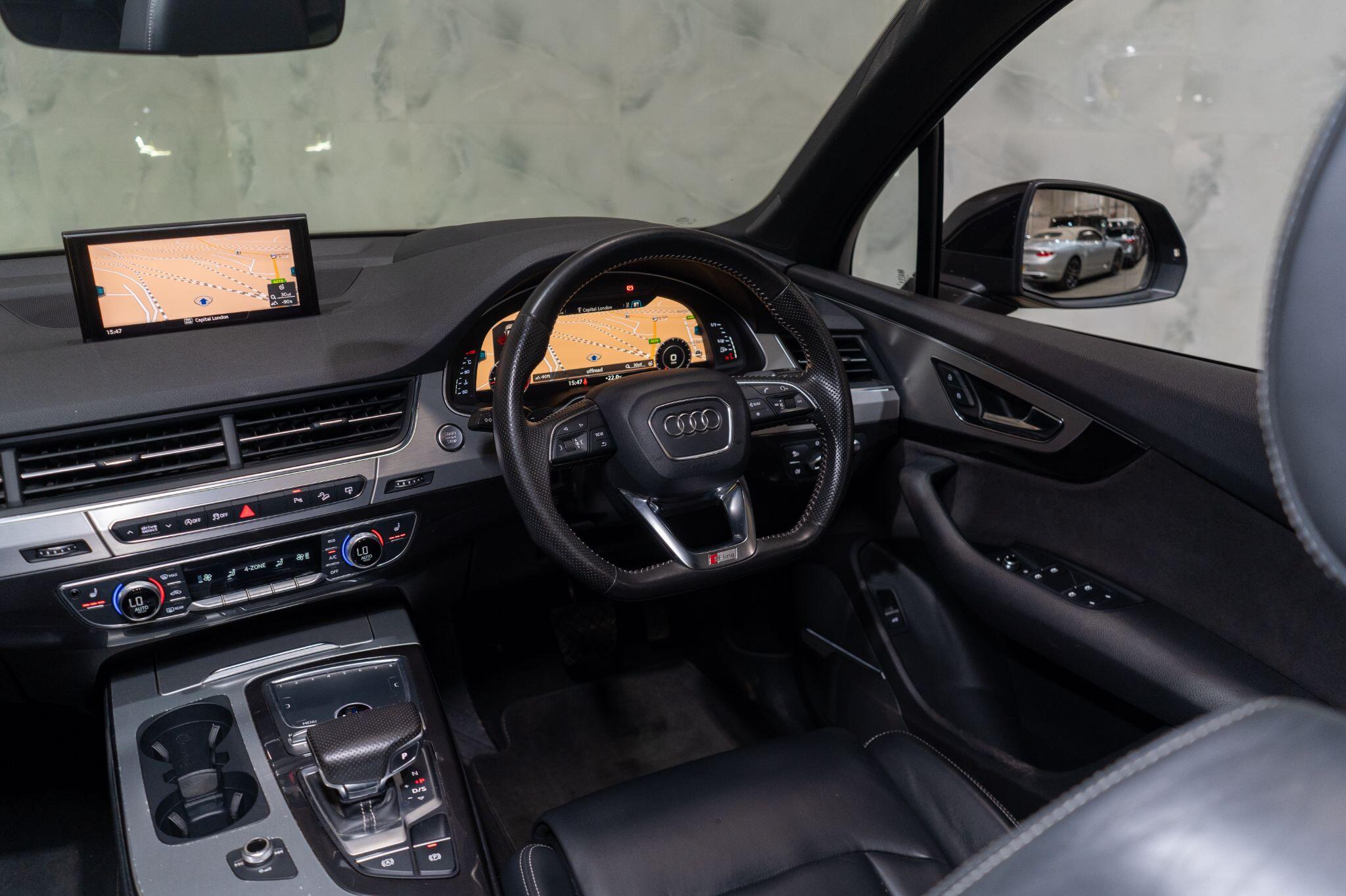 Audi Q7 view 13