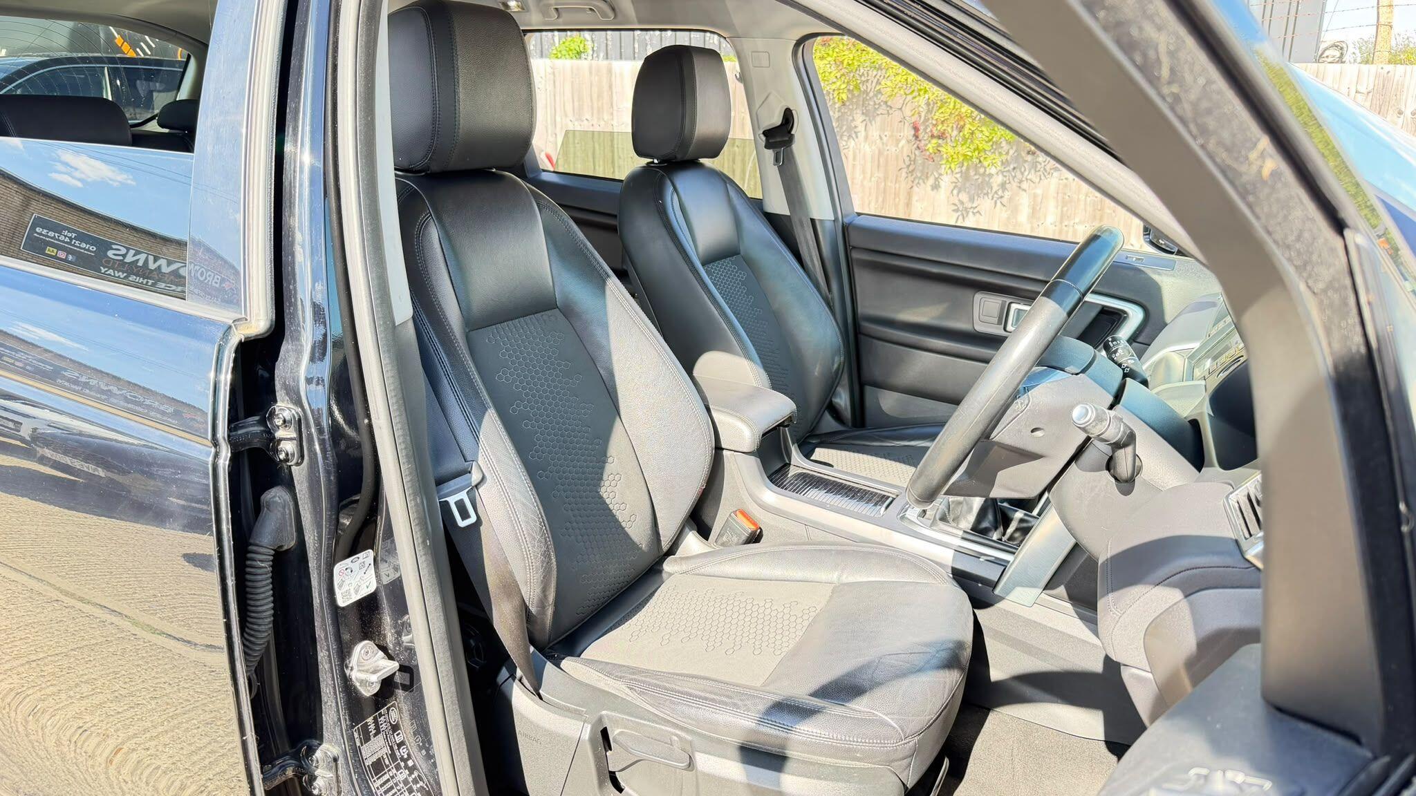 Land Rover Discovery Sport view 12