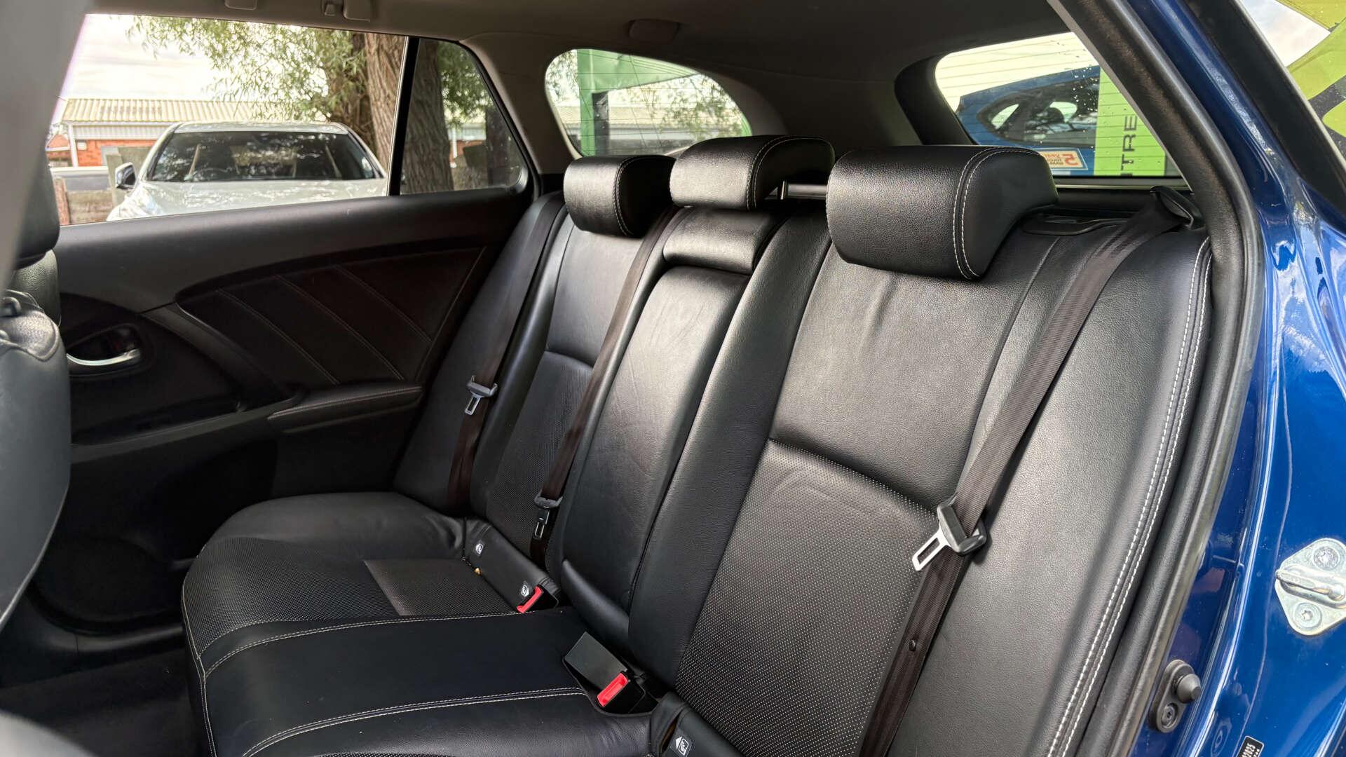 Toyota Avensis view 11