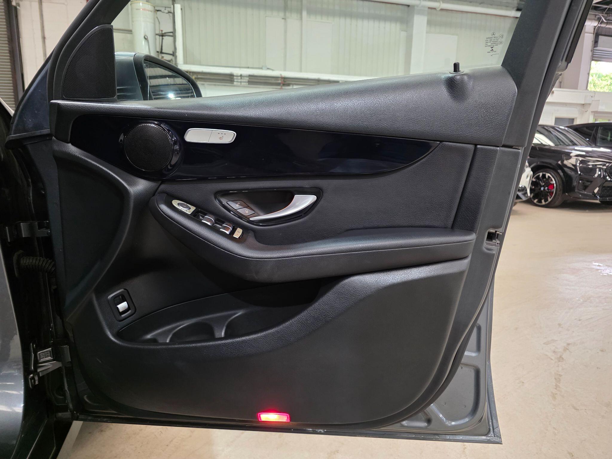 Mercedes-Benz GLC view 12