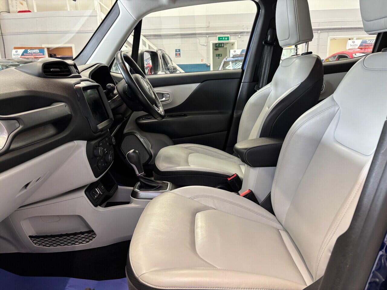 Jeep Renegade view 25