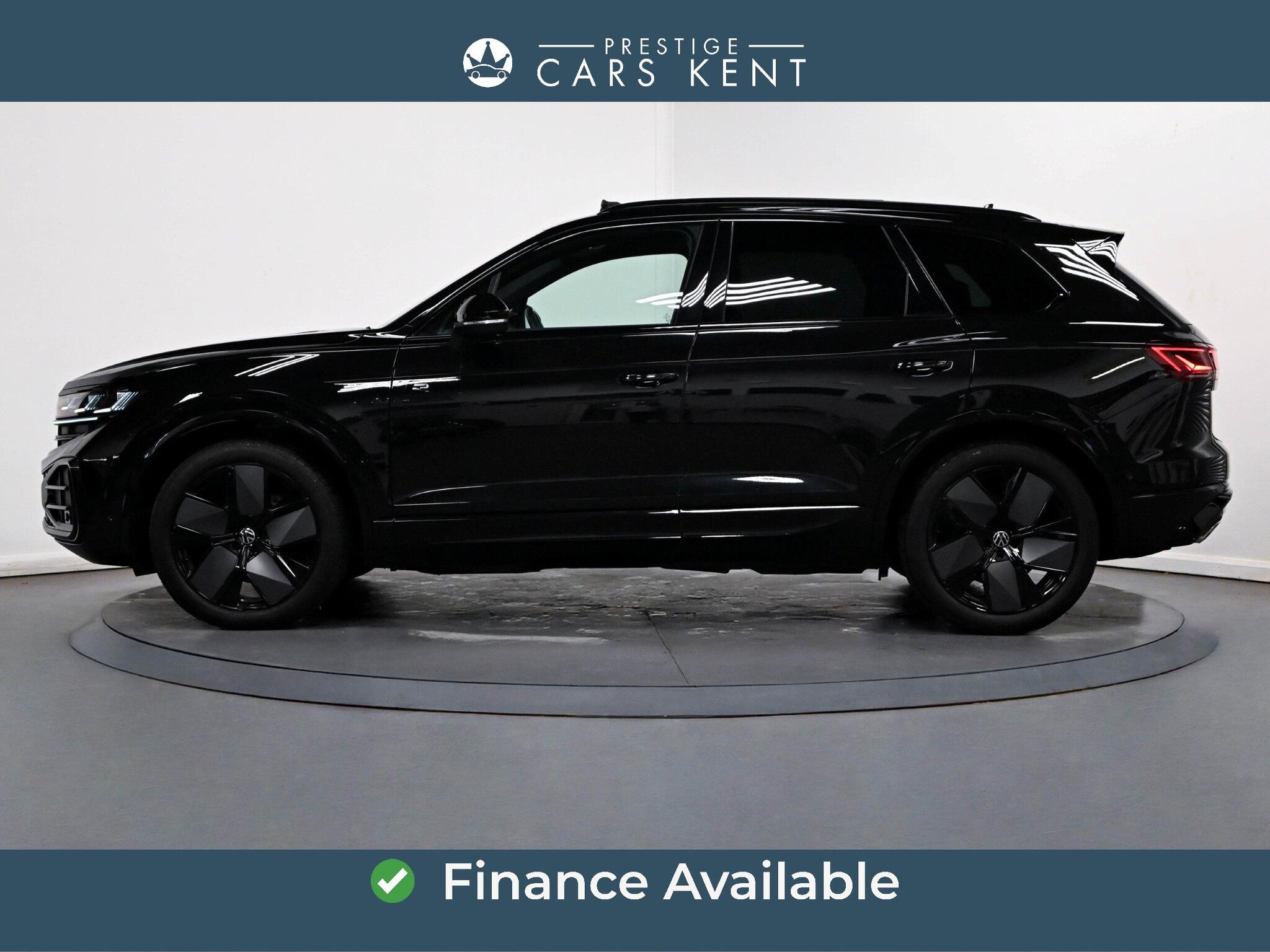 Volkswagen Touareg view 4