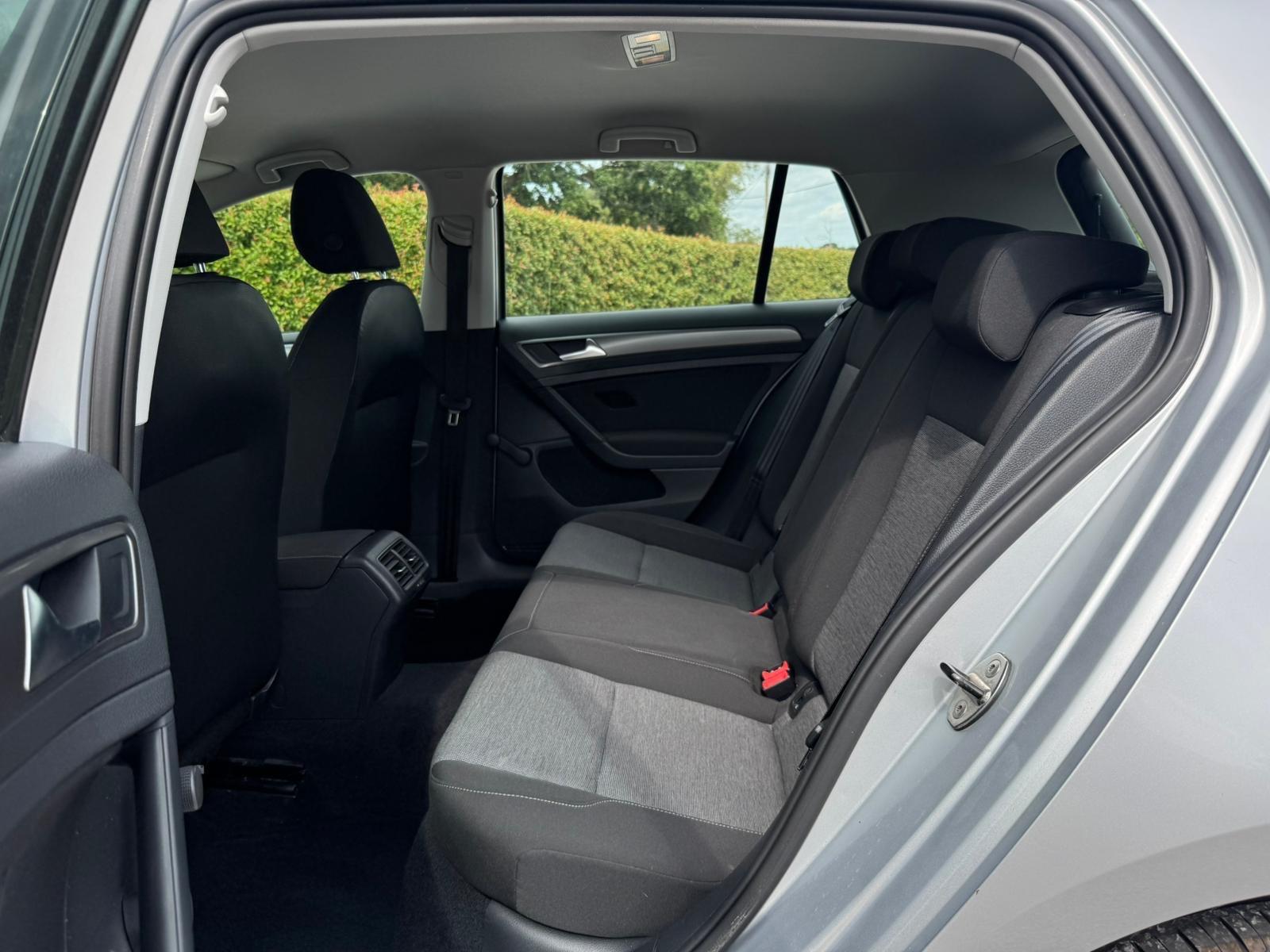2013 Volkswagen Golf image 25