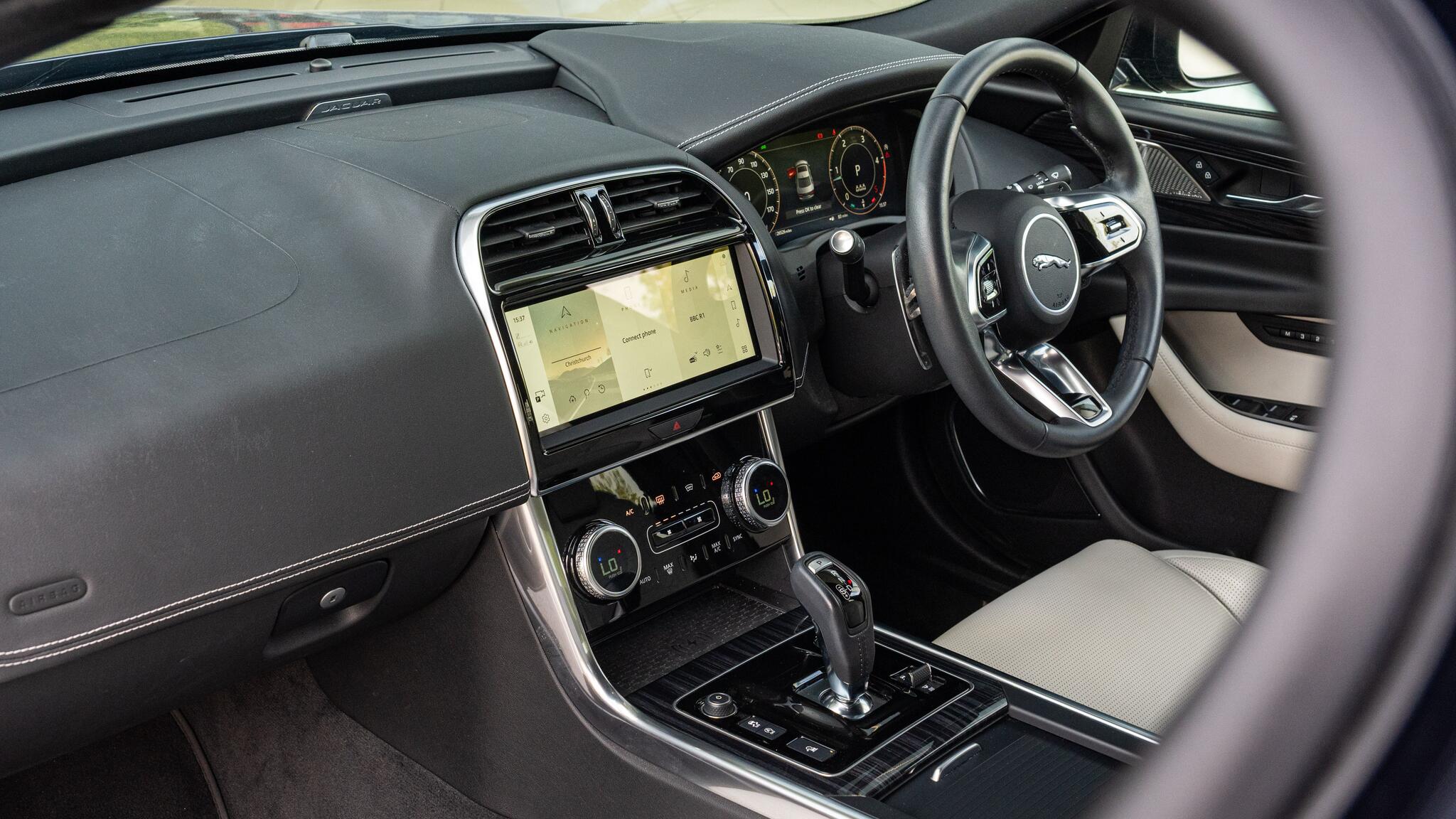 Jaguar Xe view 67