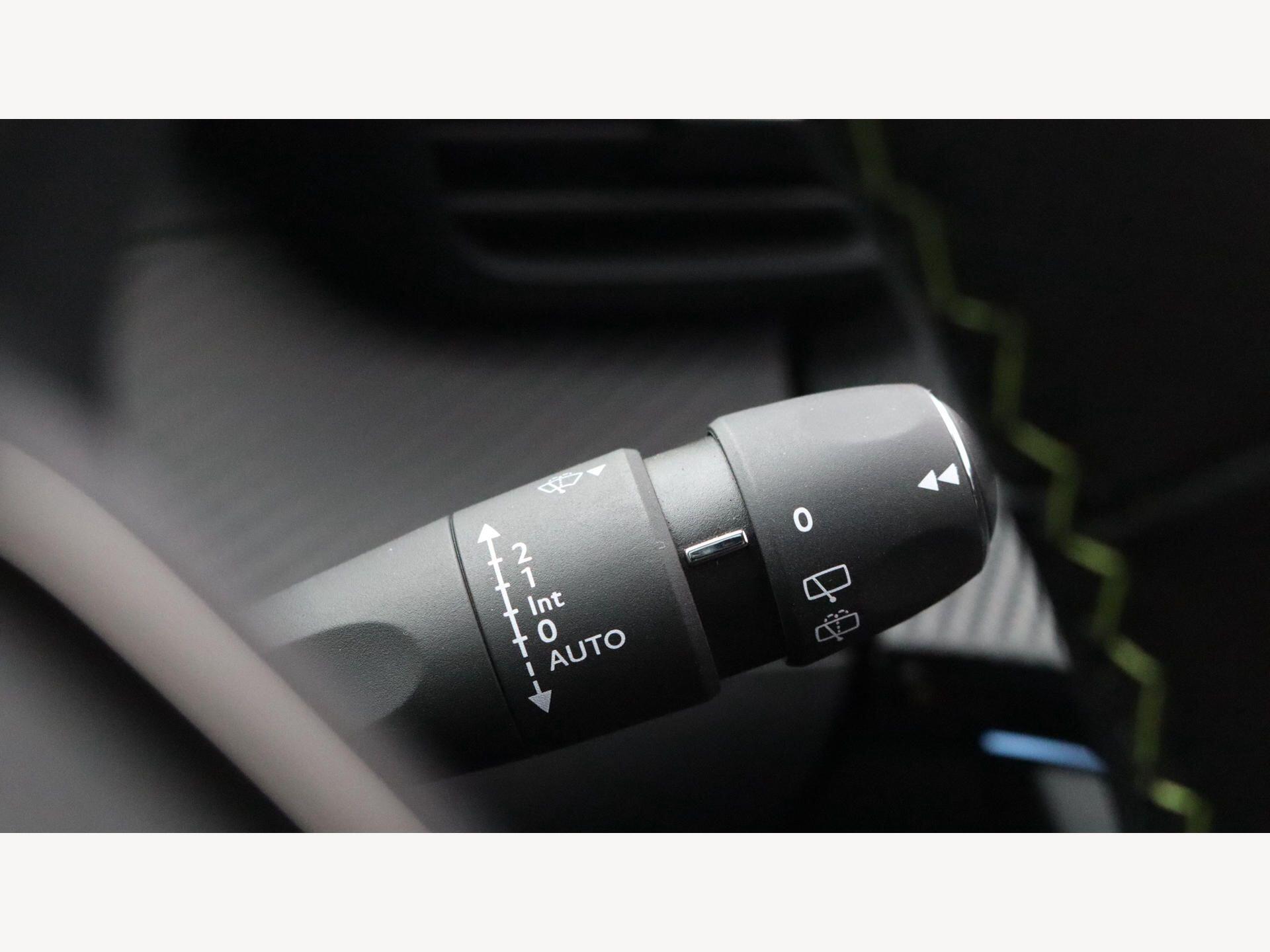 Peugeot e-208 view 23