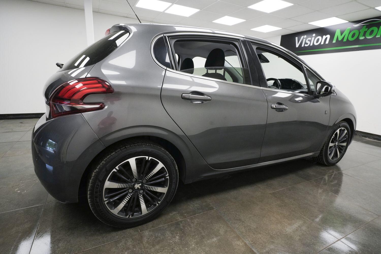 Peugeot 208 view 4