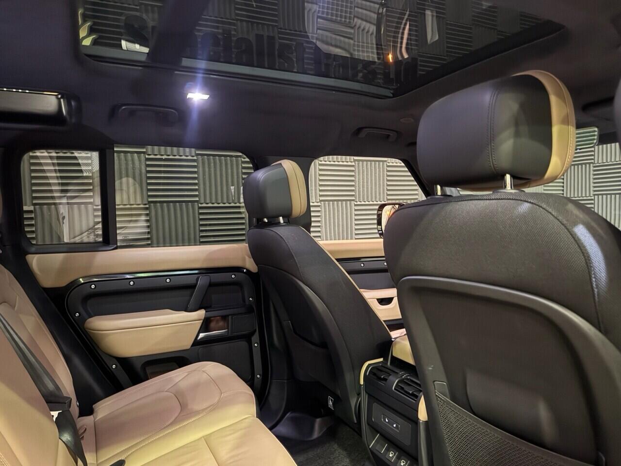 Land Rover Defender 110 view 20