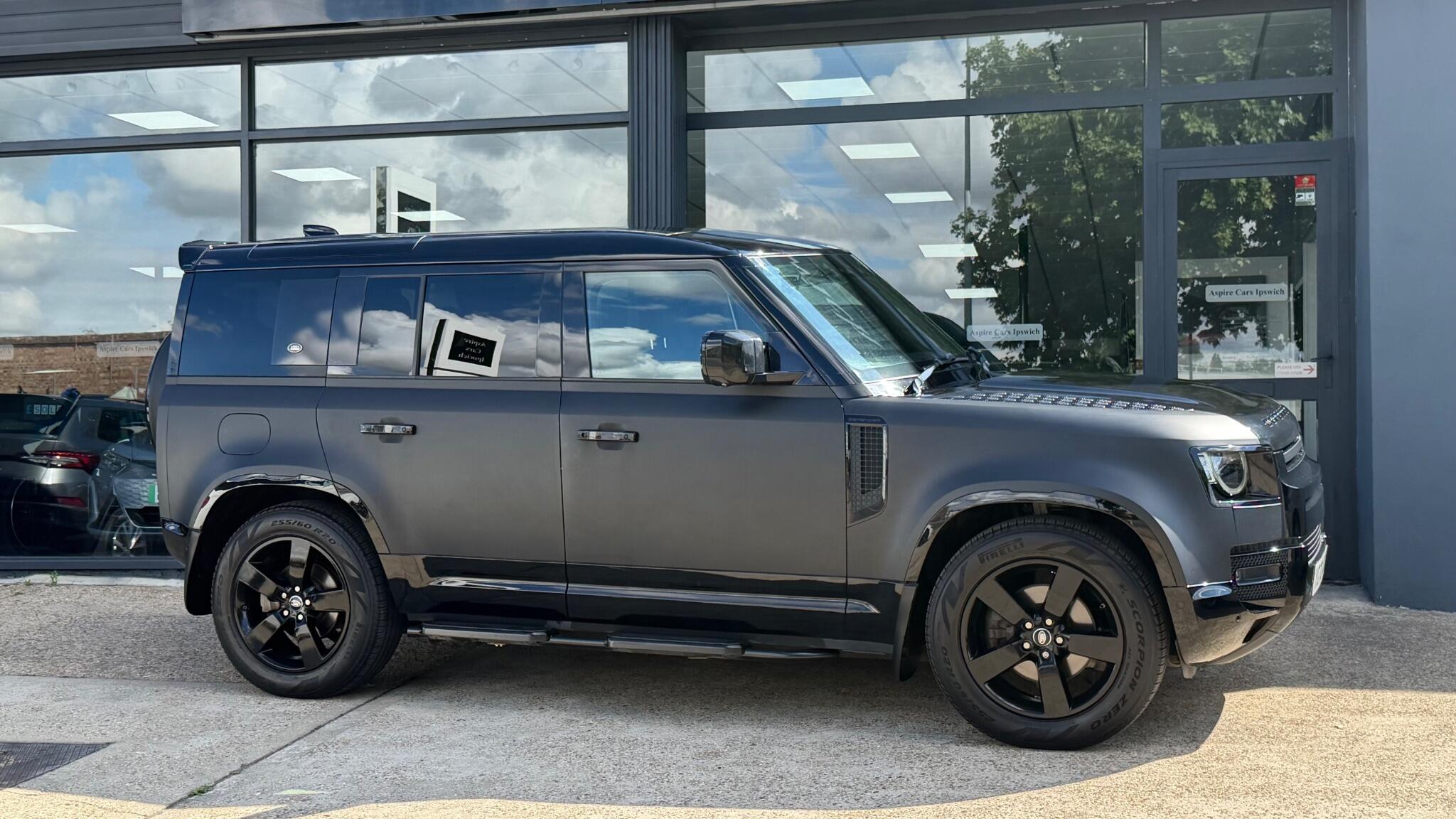 Land Rover Defender 110 view 13