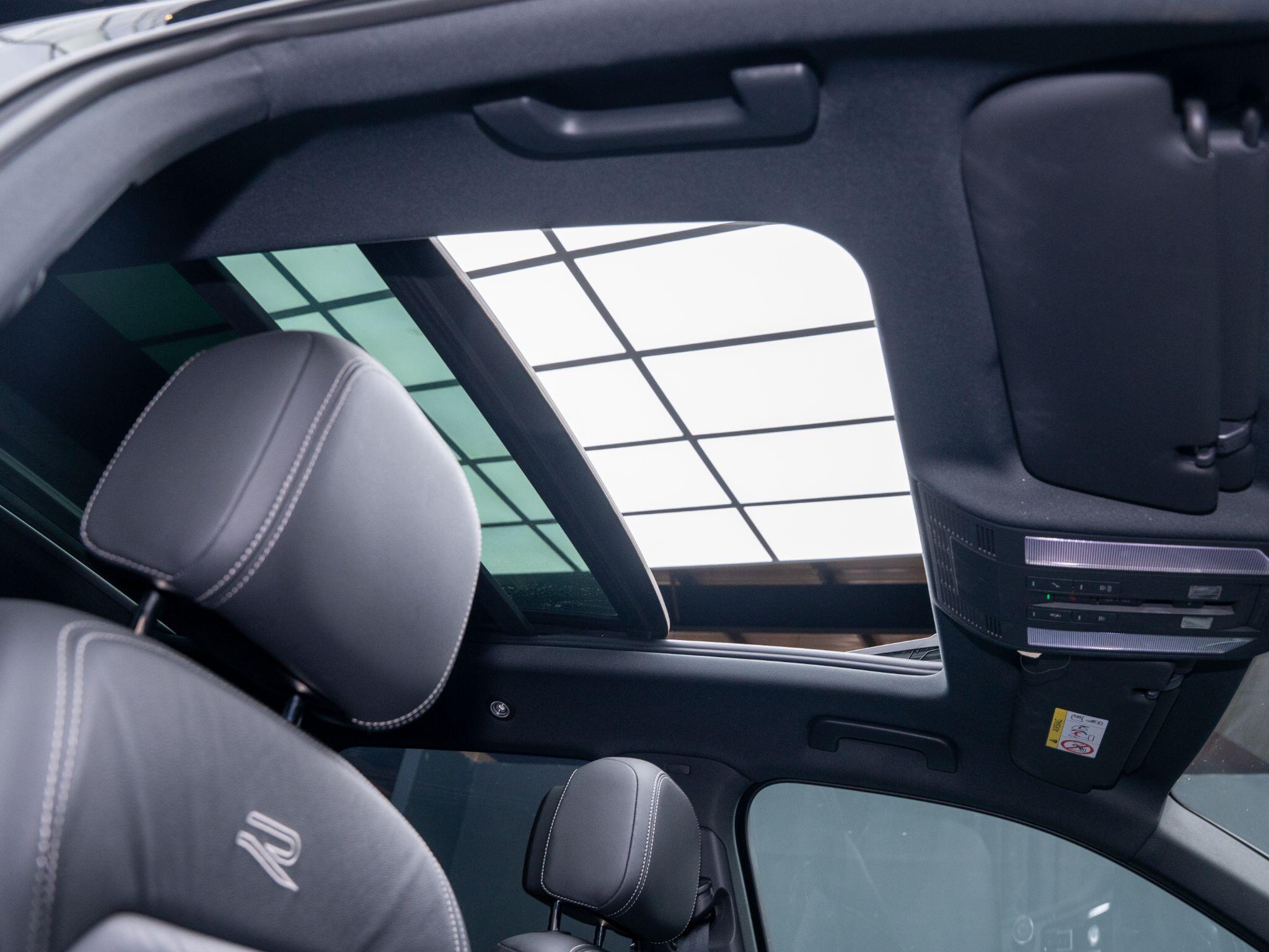 Volkswagen Touareg view 4