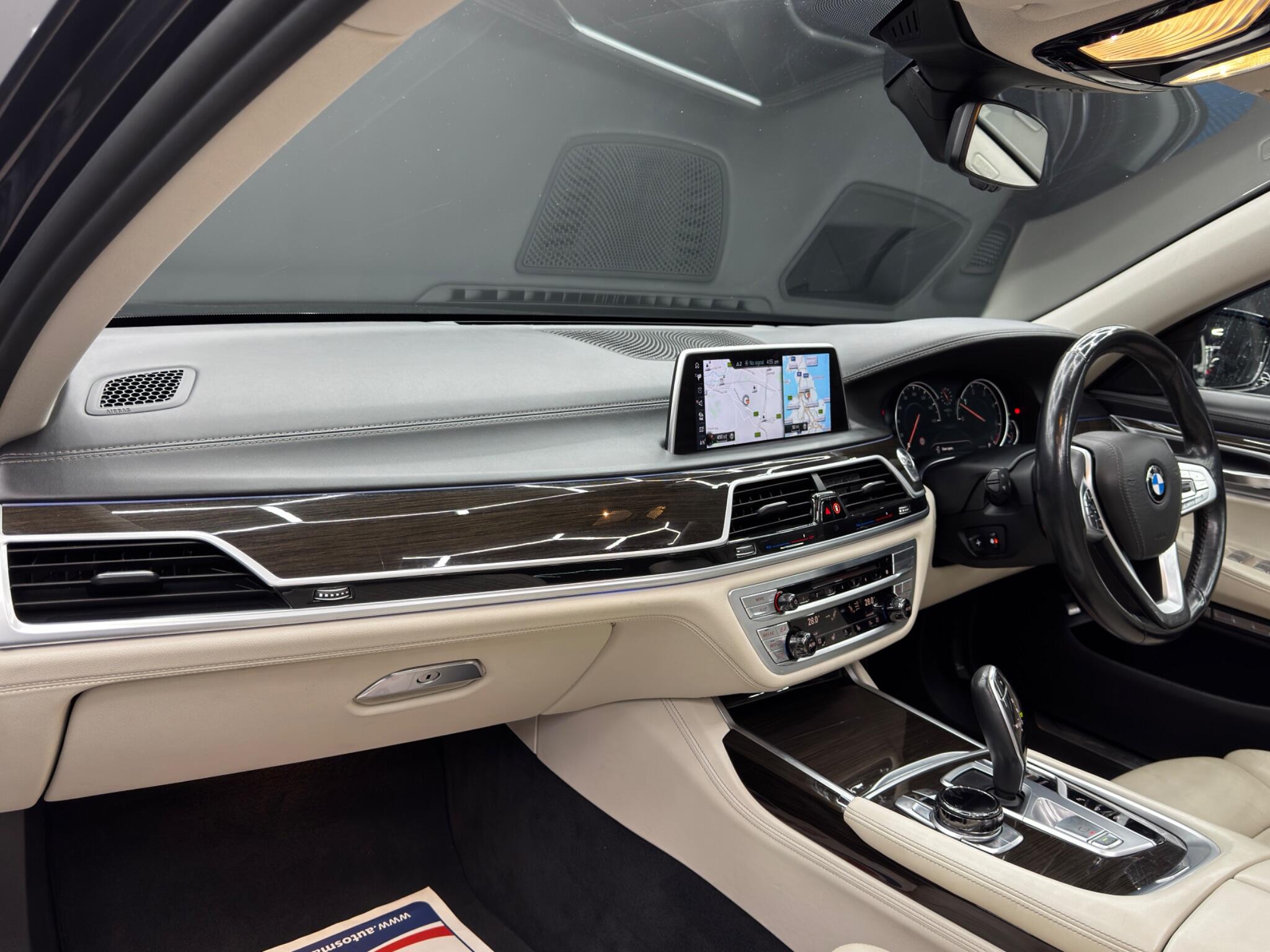 BMW 7 Series view 11