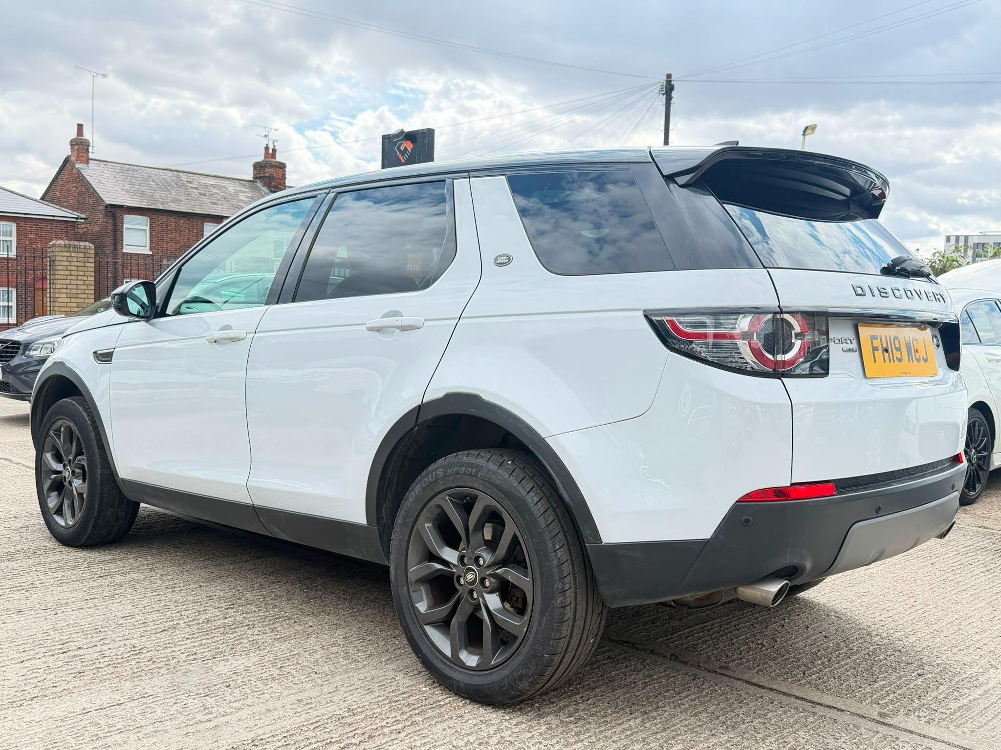 Land Rover Discovery Sport view 4