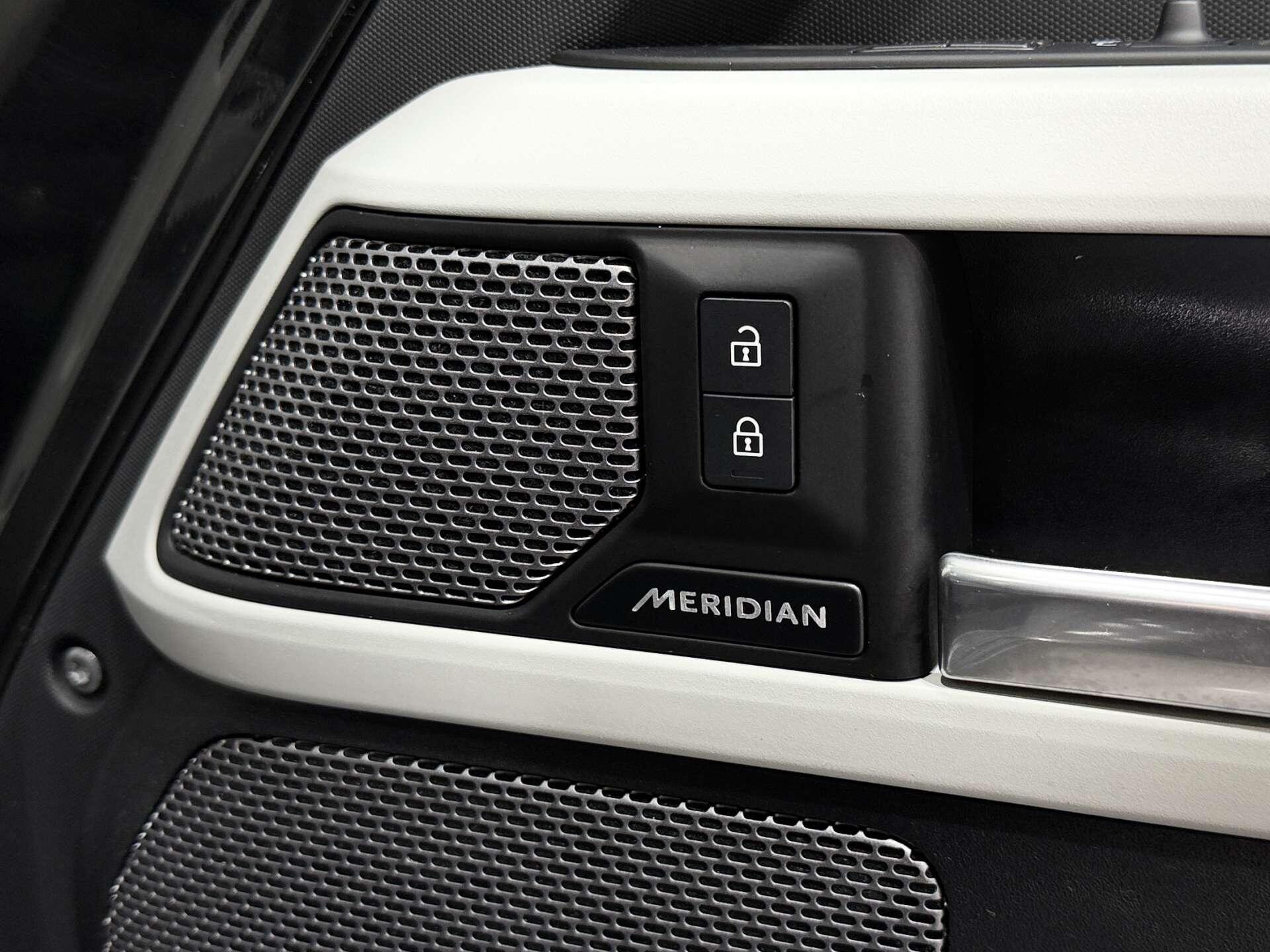 Land Rover Defender view 39