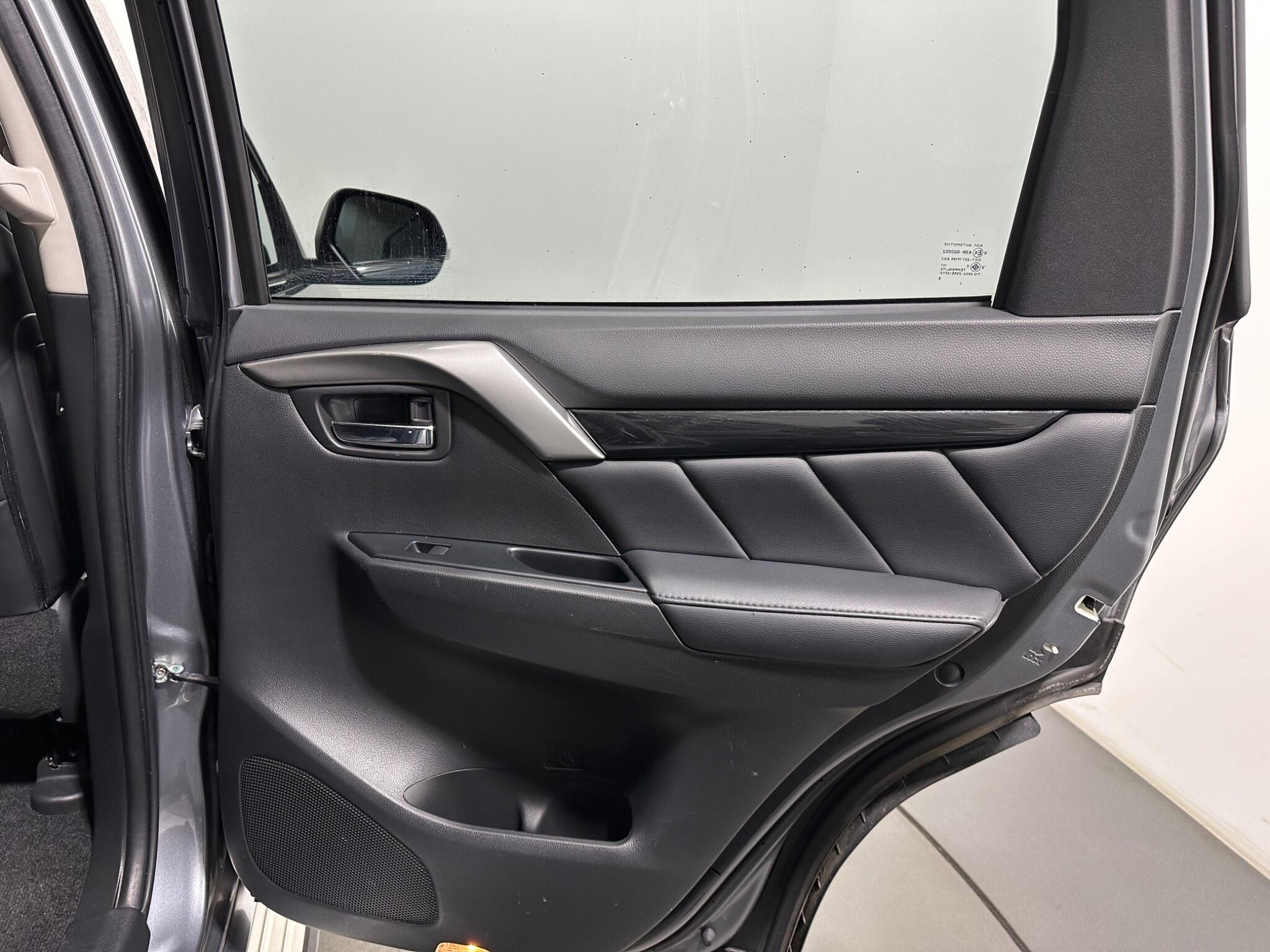Mitsubishi Shogun Sport view 44