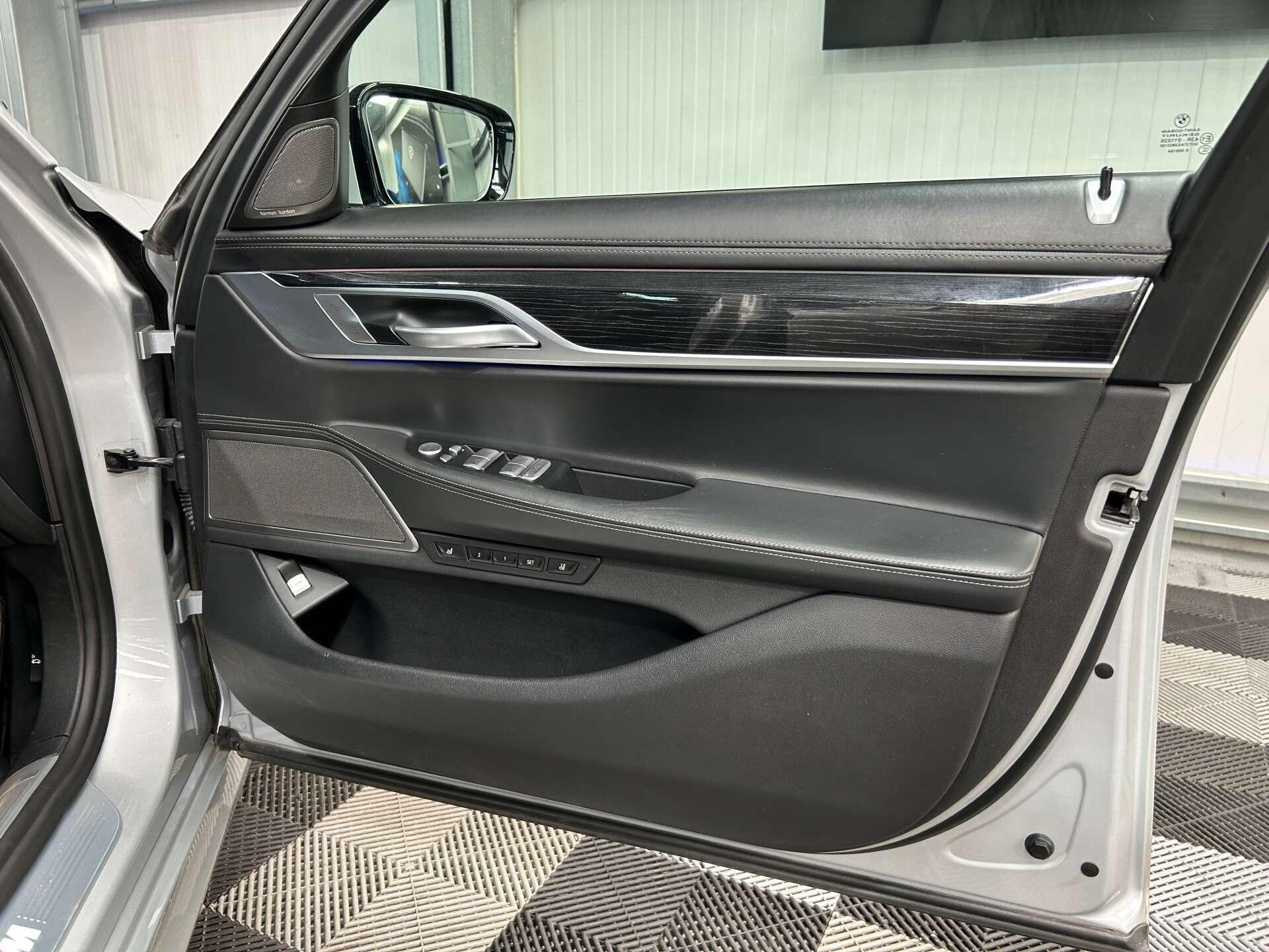 BMW 7 Series view 25