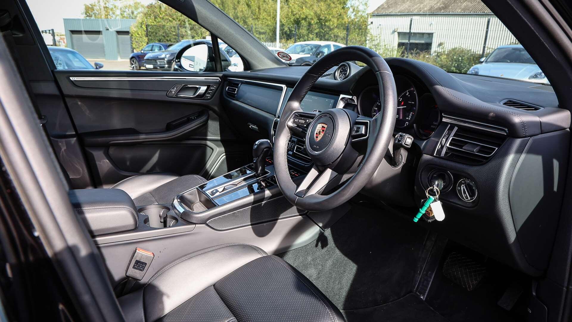 Porsche Macan view 13