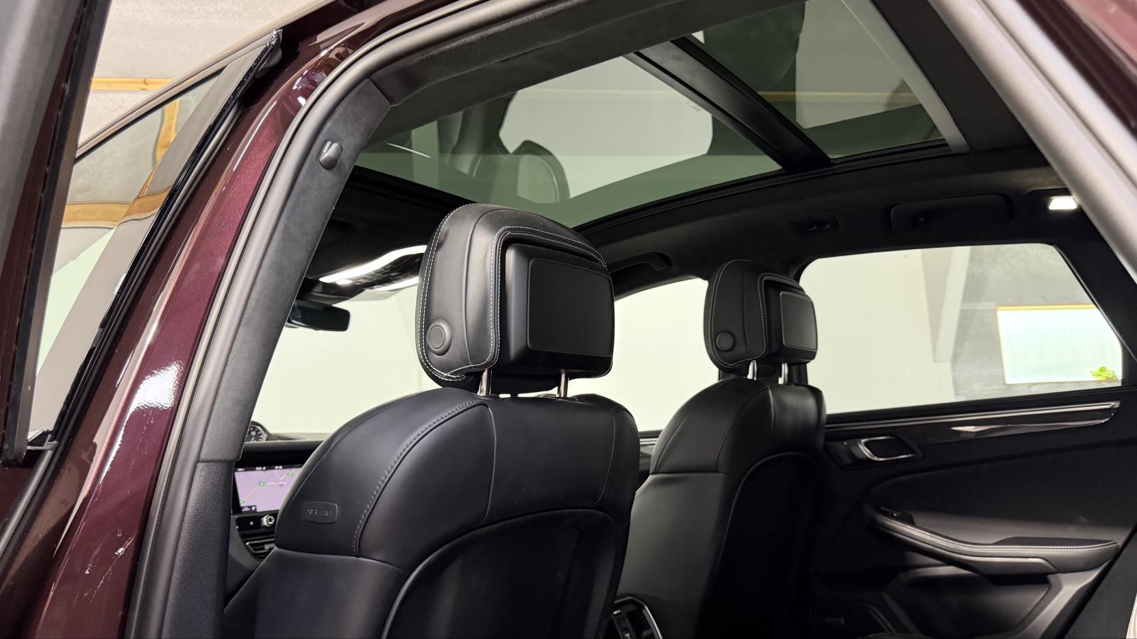 Porsche Macan view 28
