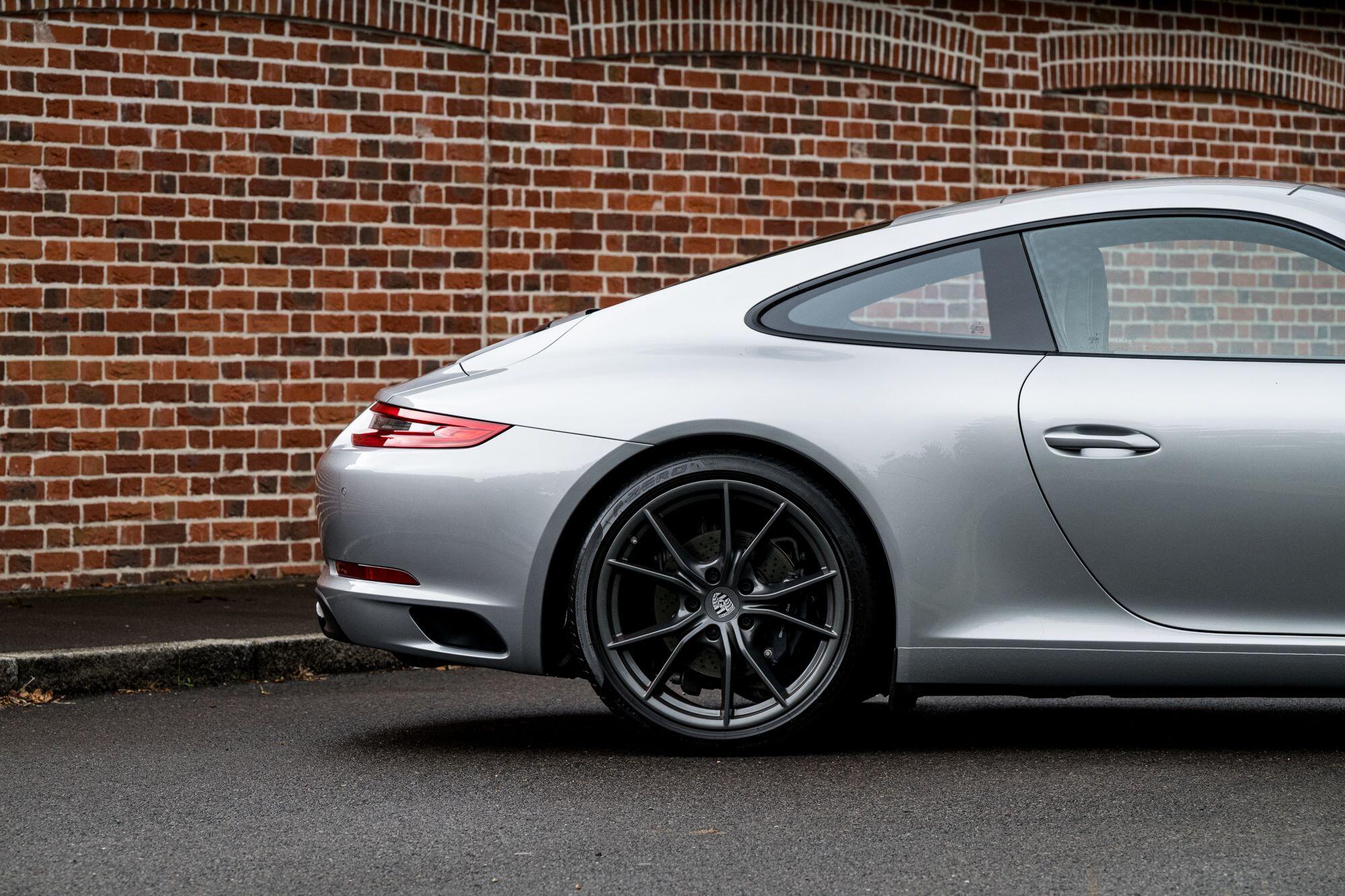 Porsche 911 view 22