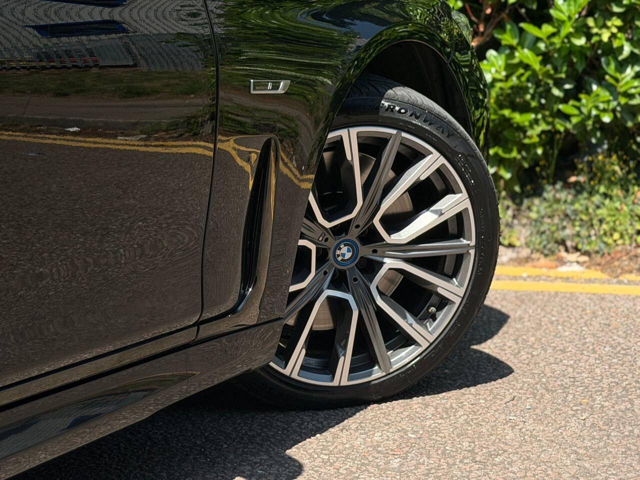 BMW 7 Series view 90