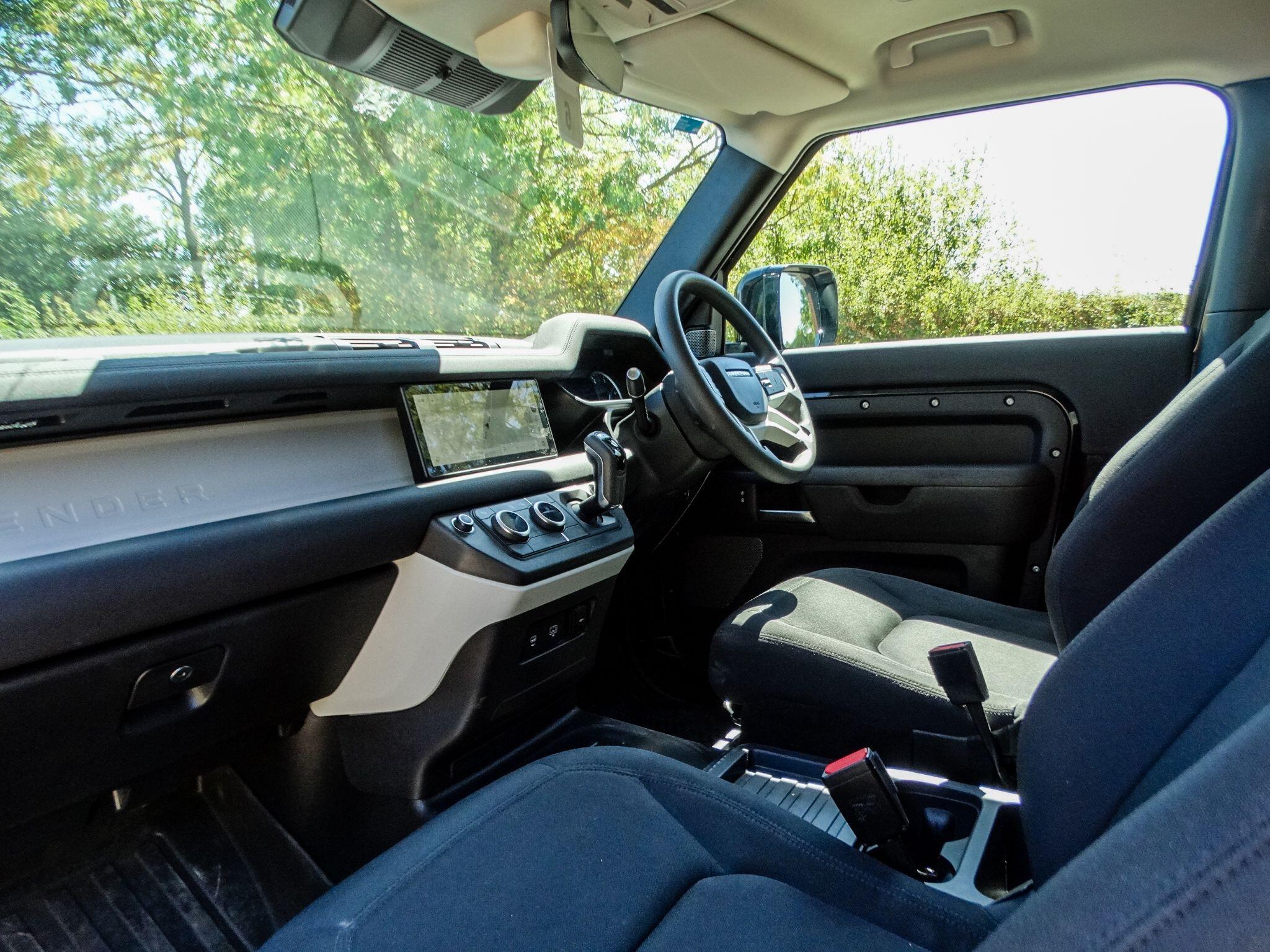Land Rover Defender 90 view 18