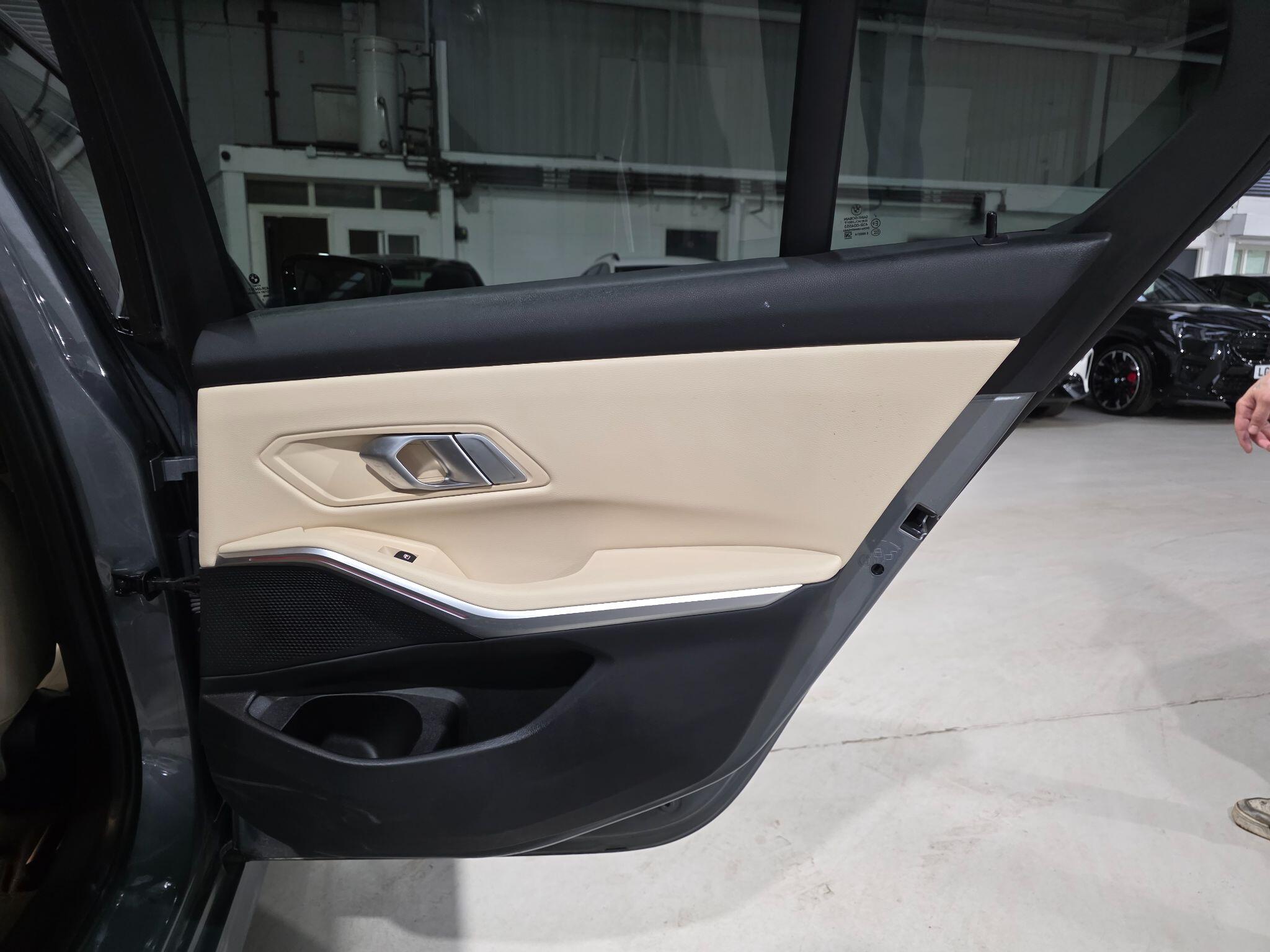 BMW 3 Series view 24