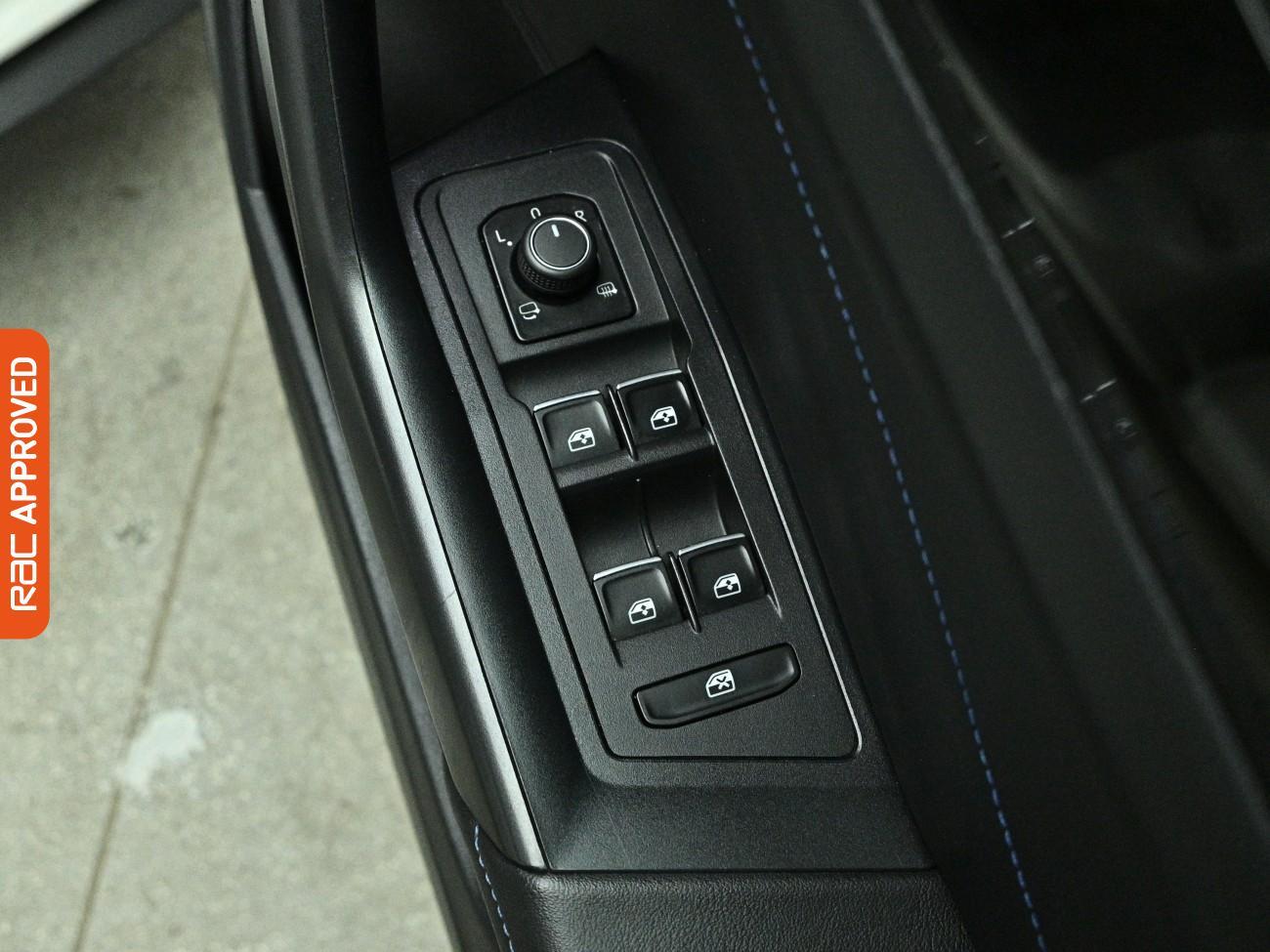 Volkswagen T-Roc view 24