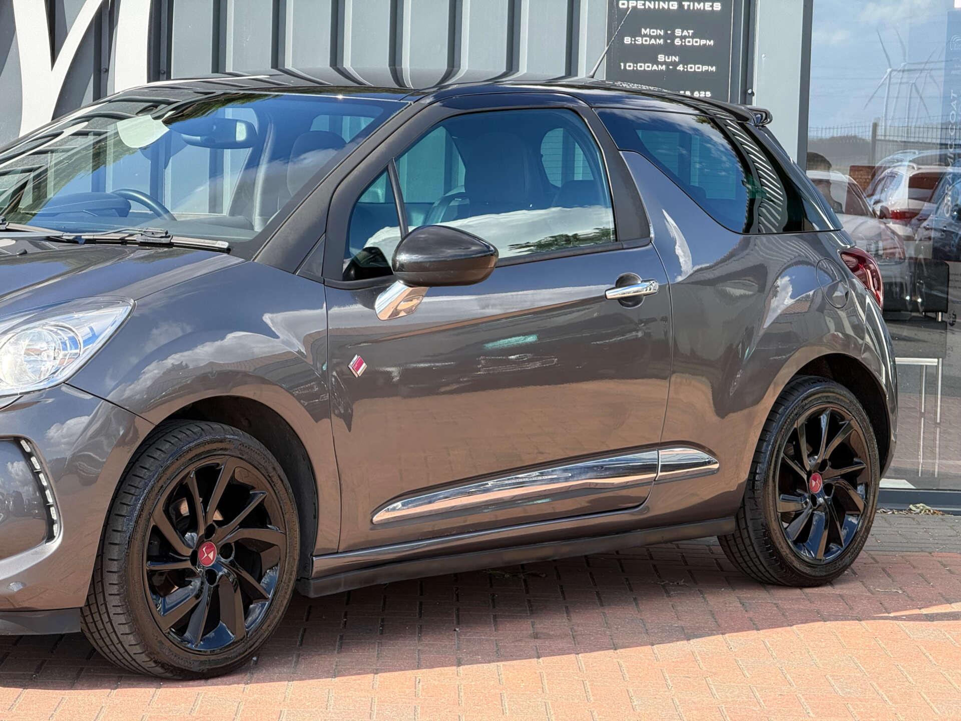 DS Automobiles DS 3 view 3