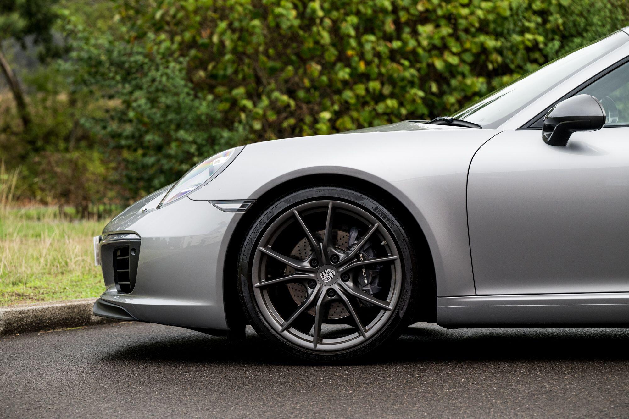 Porsche 911 view 26