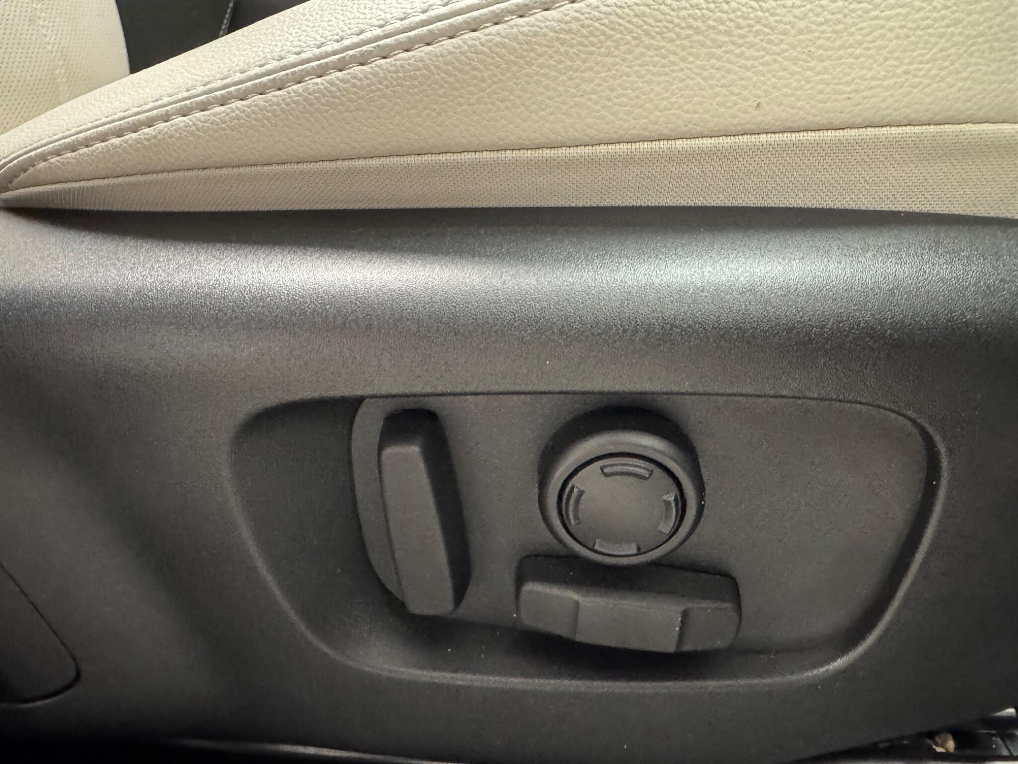 Land Rover Range Rover Velar view 14