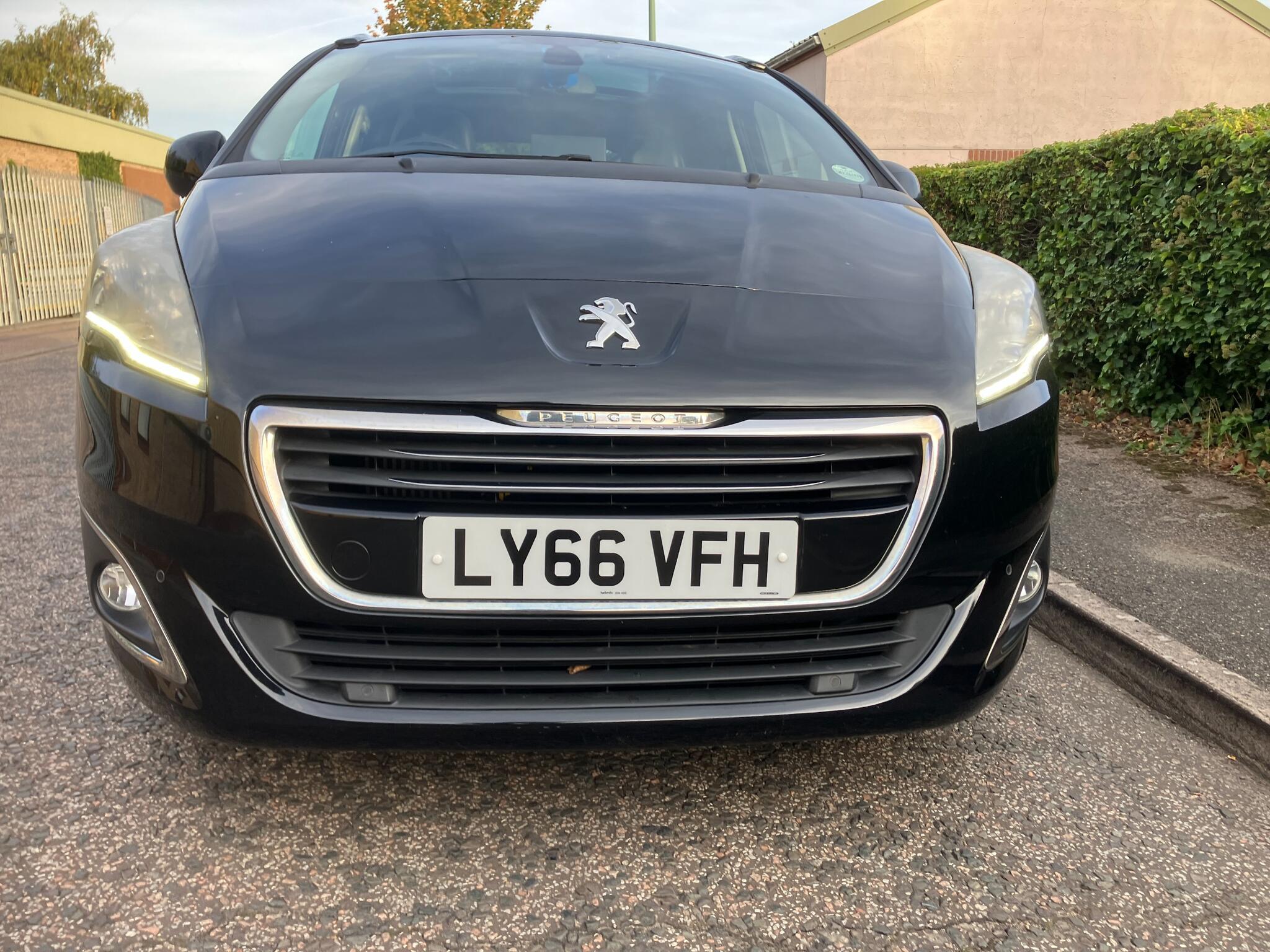 Peugeot 5008 view 2
