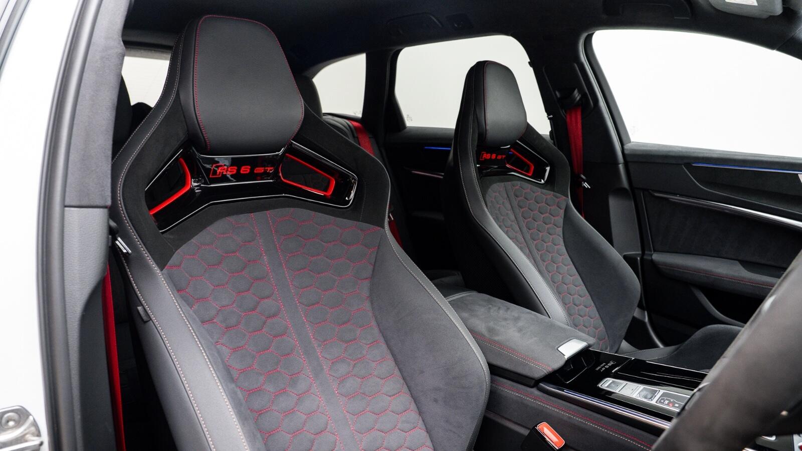Audi RS6 Avant view 6
