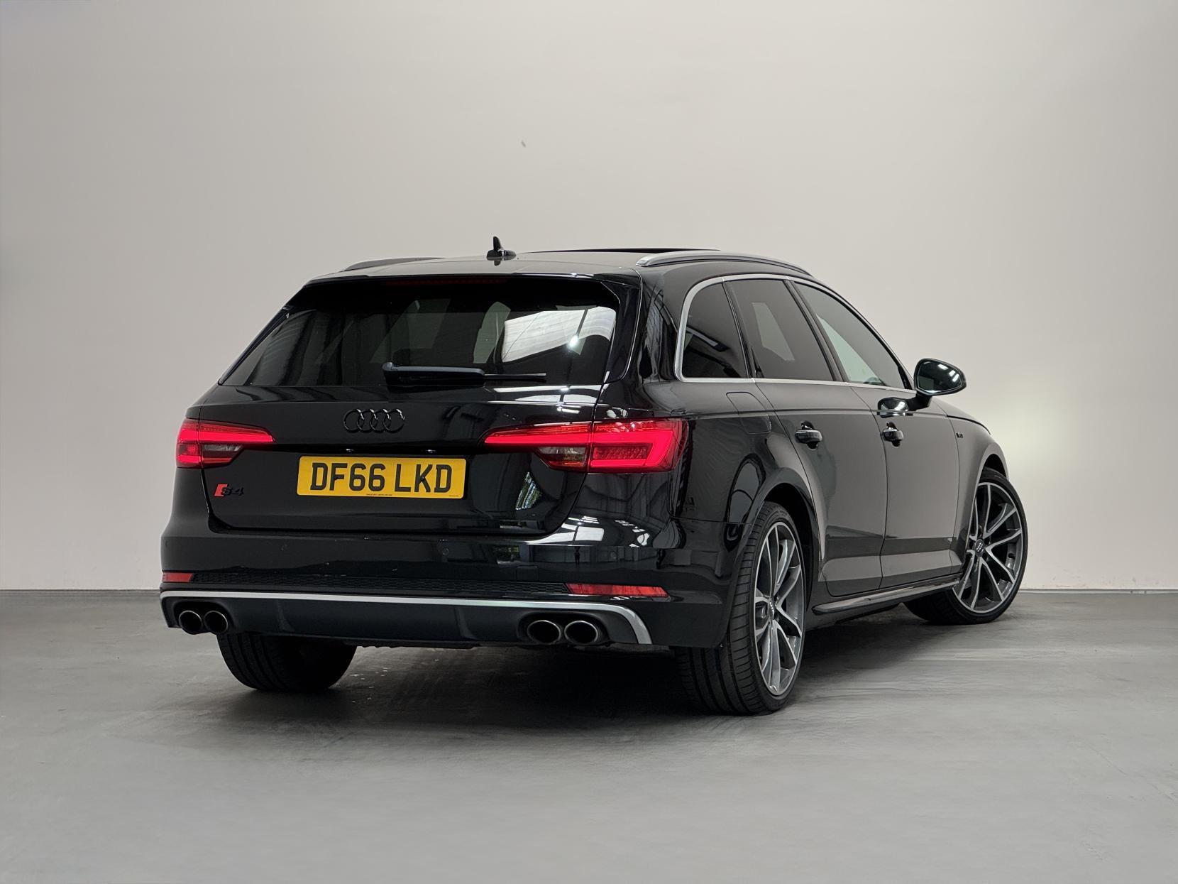 Audi S4 Avant view 17