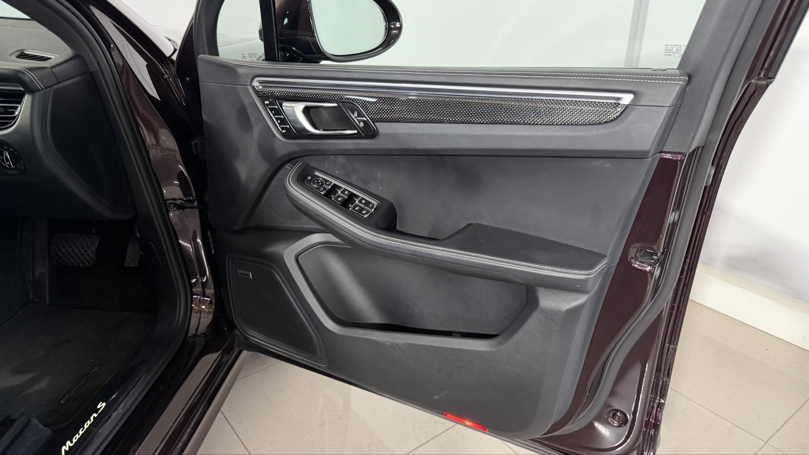 Porsche Macan view 22