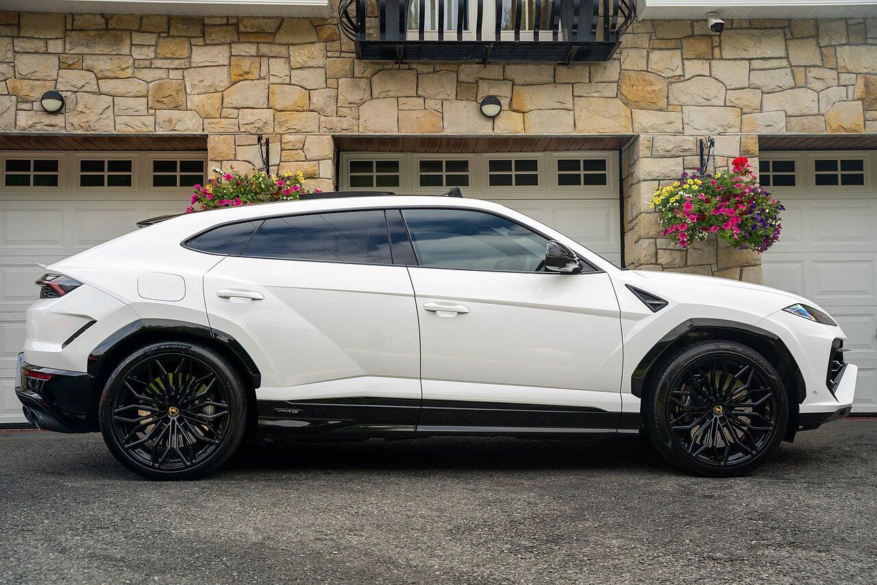 Lamborghini Urus view 3