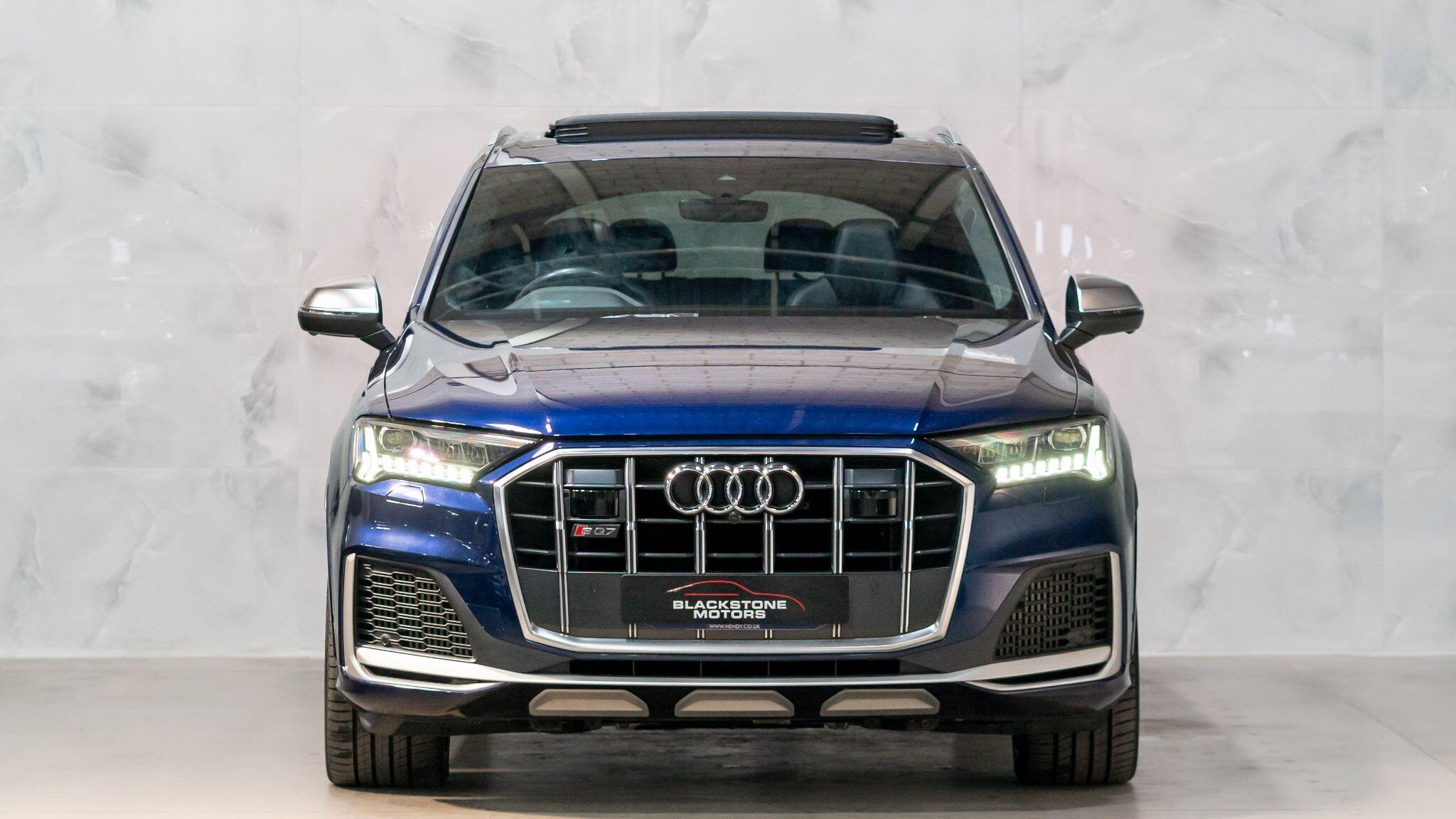 Audi SQ7 view 4
