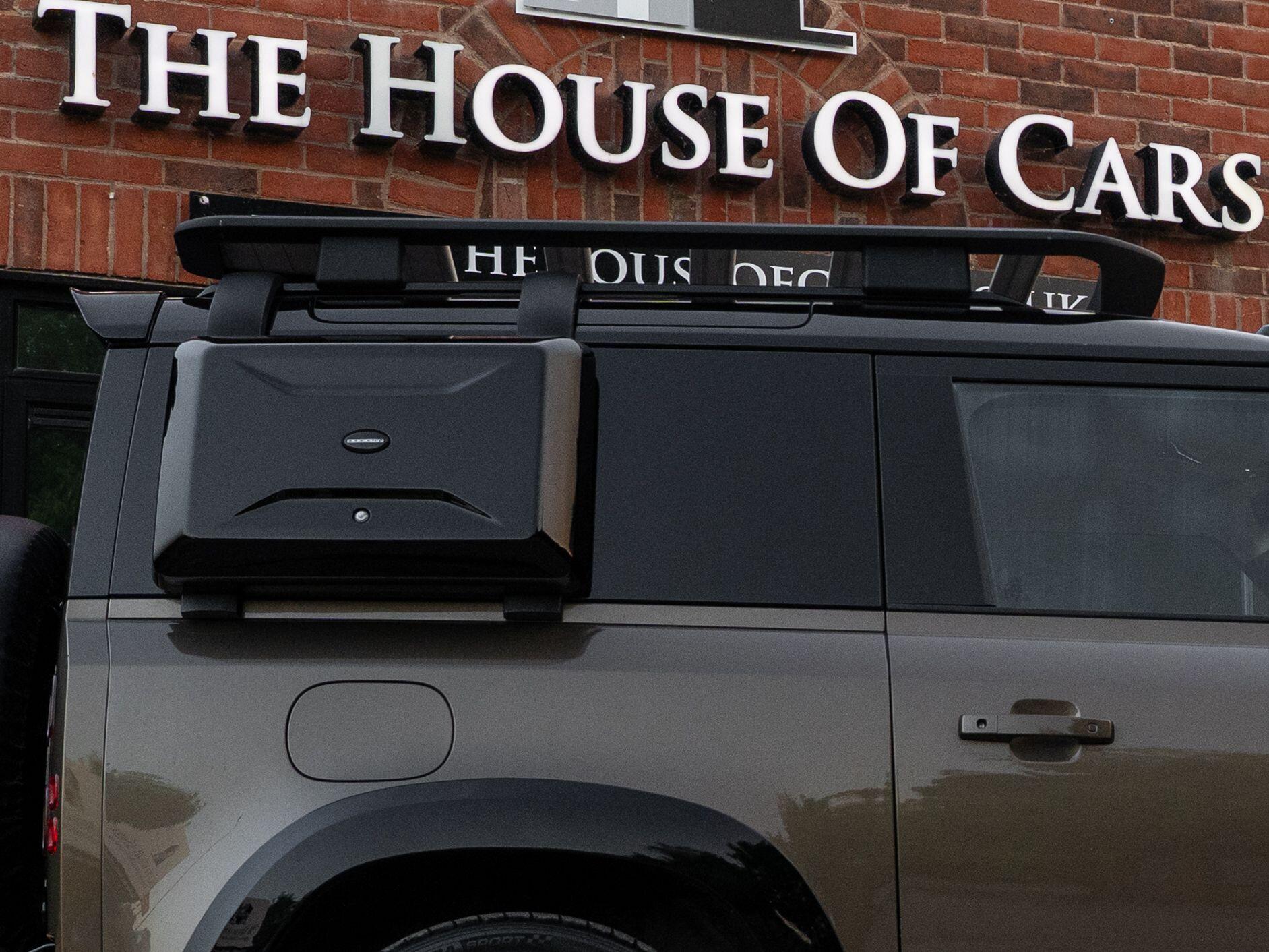 Land Rover Defender 90 view 33
