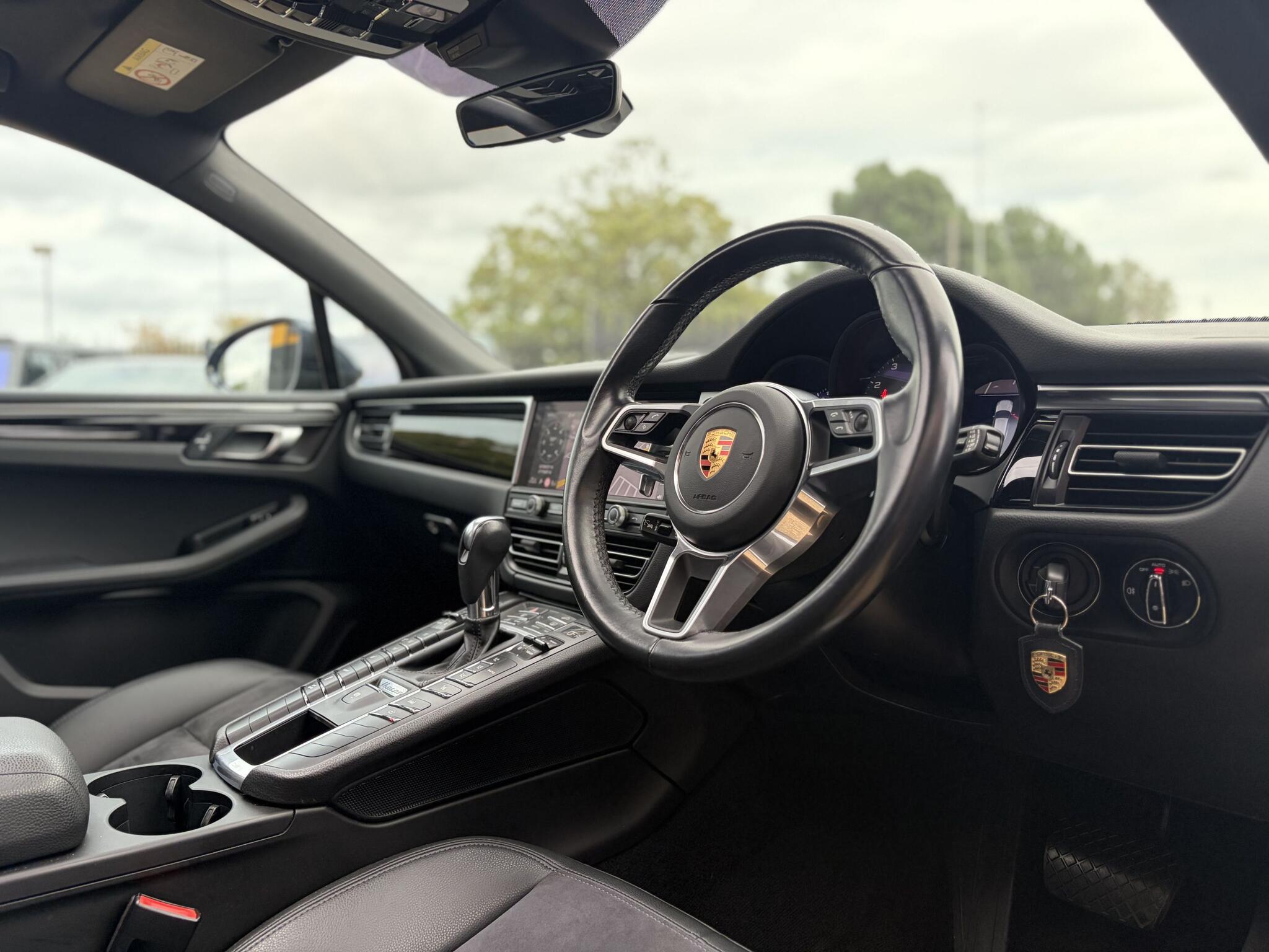 Porsche Macan view 22