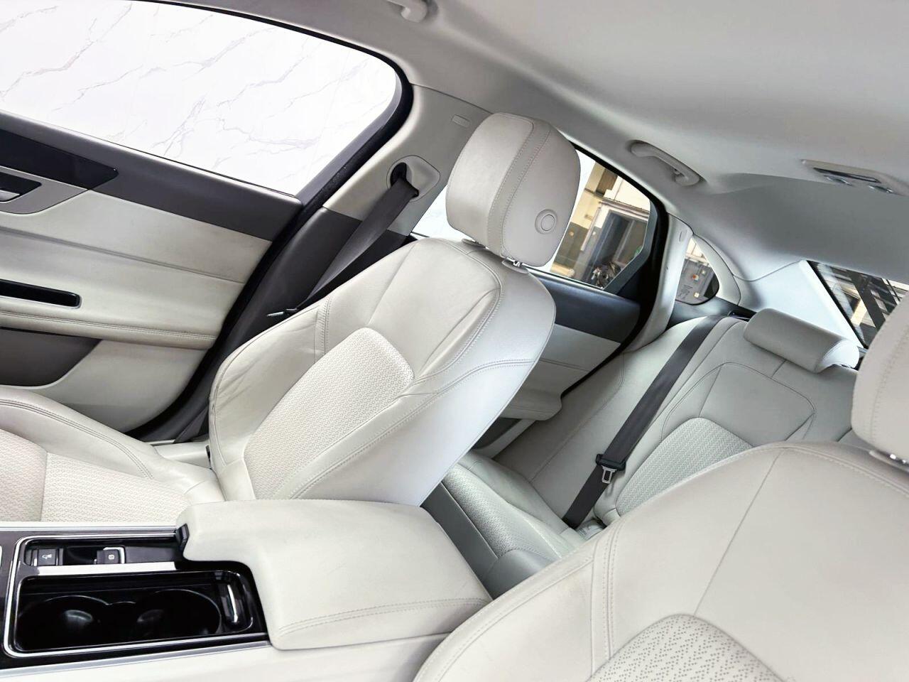 Jaguar XF view 13