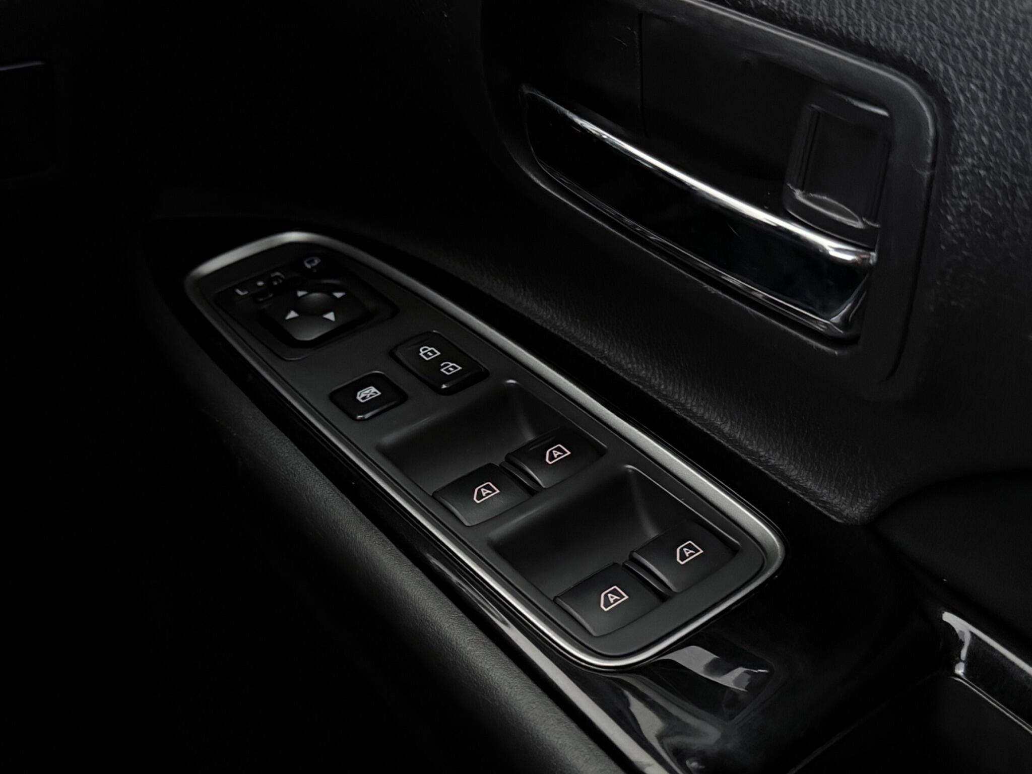 Mitsubishi Outlander view 16