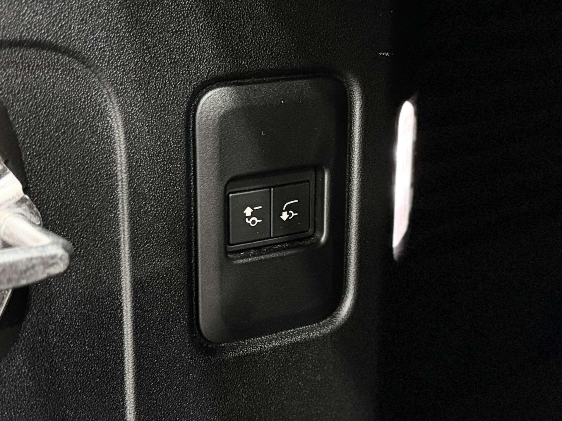 Land Rover Defender view 27